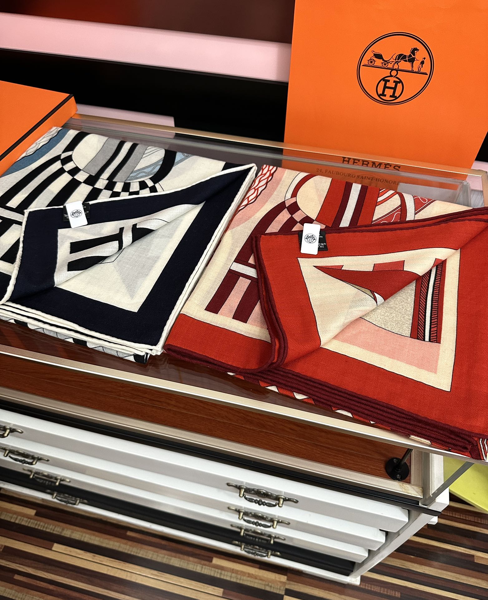 Hermès 爱马仕2026秋冬新款 新一季丝巾采购清单估计各位养马人们已经列好了 我就不推荐了回头分享一下部分 款的老款信息资料供大家参考 本季必购《Rondsdemarch》(圆场漫步) 一条来自丝巾羊绒丝方巾也不知道是马元素在男士方巾上运用比例高还是正好我每一条无论从配色还是主题图案都深得我心 也相较女款好驾驭 还便宜 大家 尺寸:140X140、材质：30%真丝+70丝绒