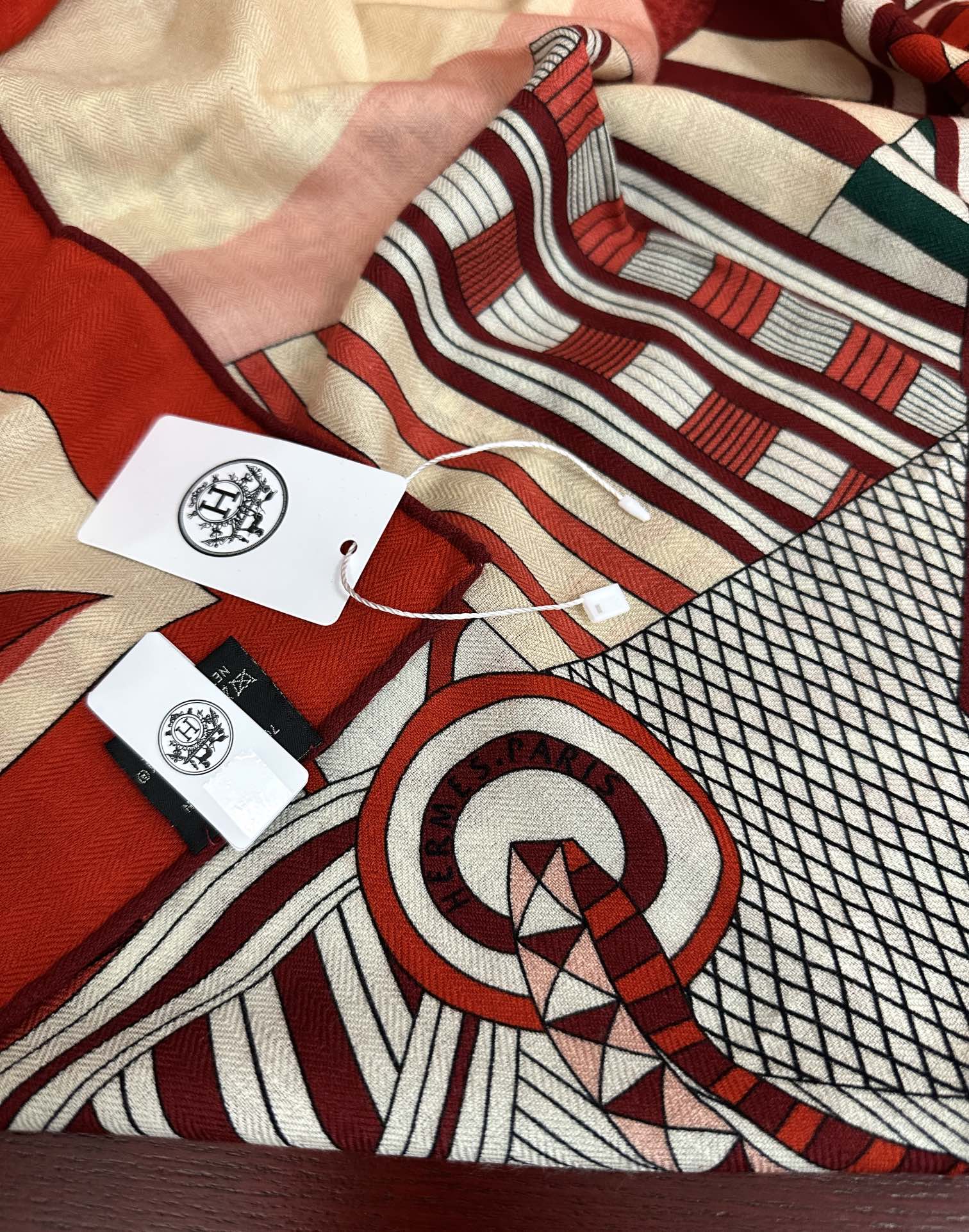 Hermès 爱马仕2026秋冬新款 新一季丝巾采购清单估计各位养马人们已经列好了 我就不推荐了回头分享一下部分 款的老款信息资料供大家参考 本季必购《Rondsdemarch》(圆场漫步) 一条来自丝巾羊绒丝方巾也不知道是马元素在男士方巾上运用比例高还是正好我每一条无论从配色还是主题图案都深得我心 也相较女款好驾驭 还便宜 大家 尺寸:140X140、材质：30%真丝+70丝绒