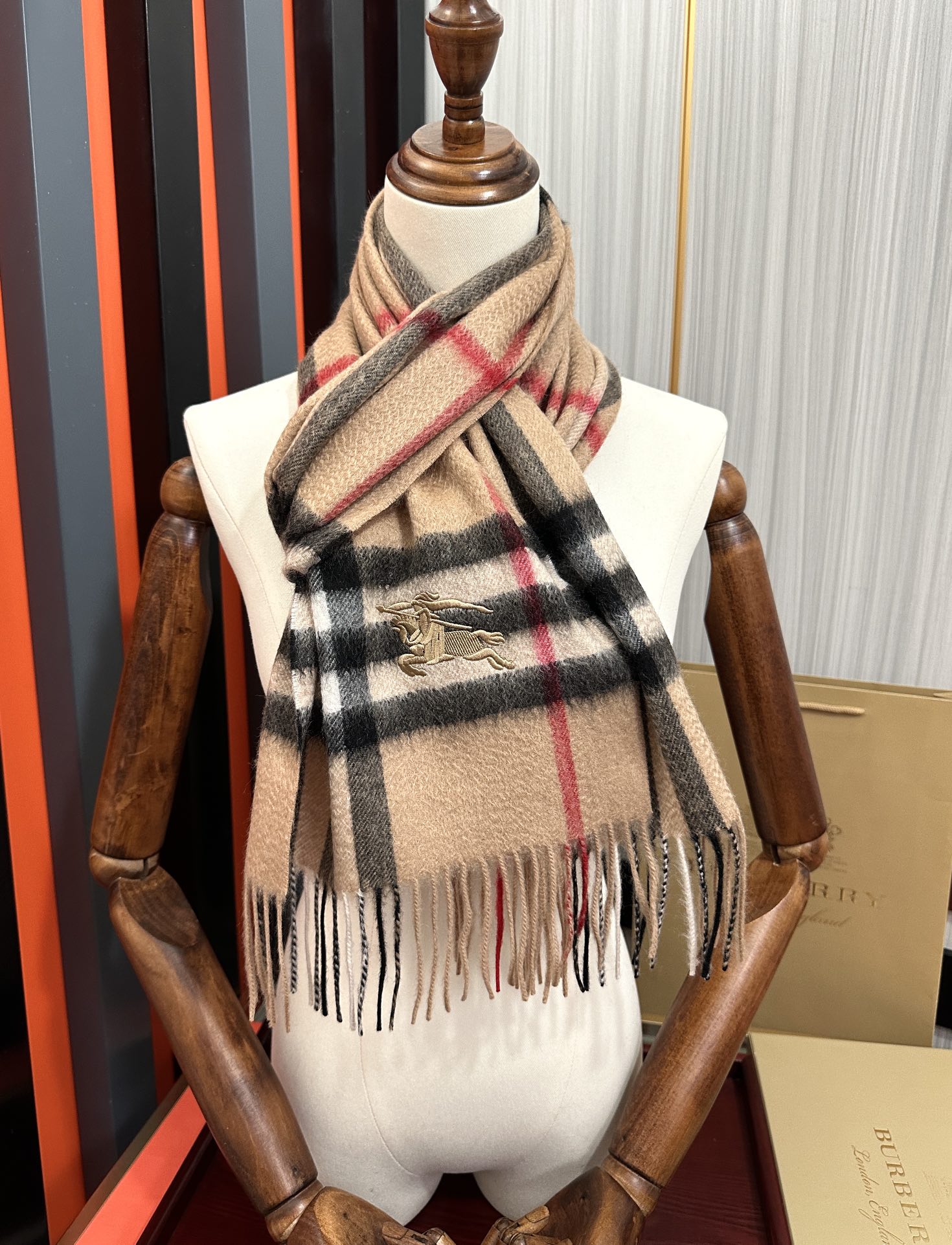 Burberry 125%羊绒 巴宝莉2025 最 【采用内蒙古山羊绒】 围巾‼ 太美了 让人耳目一新的感觉 手感柔软舒适