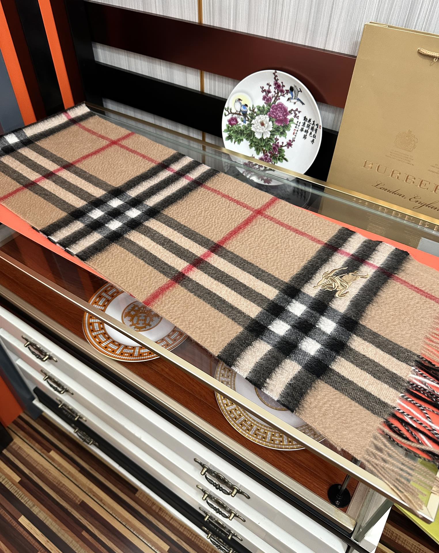 Burberry 125%羊绒 巴宝莉2025 最 【采用内蒙古山羊绒】 围巾‼ 太美了 让人耳目一新的感觉 手感柔软舒适