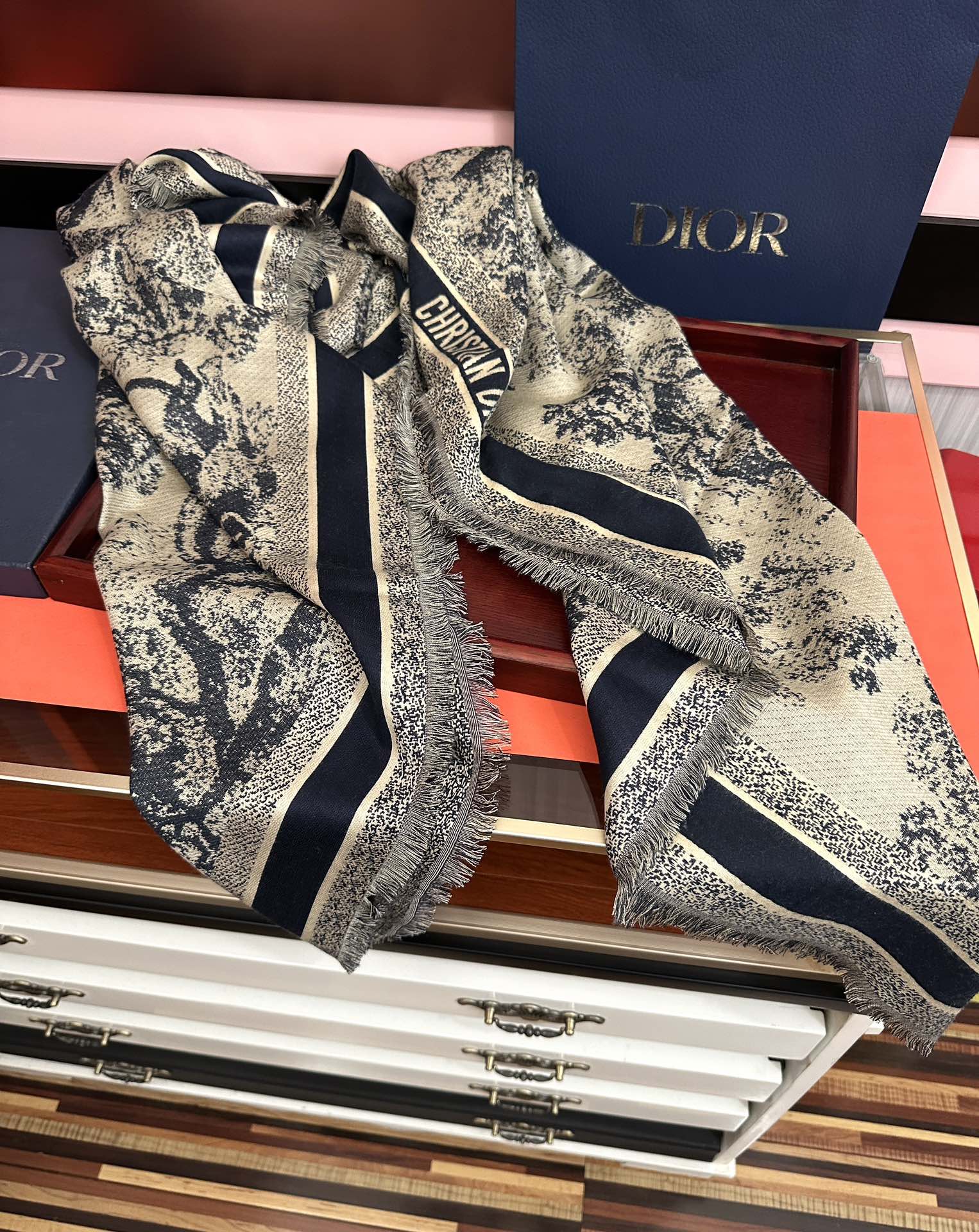 Dior 迪奥 2026最新的 款【动物丛林印花】羊绒方巾 日常都非常好搭配的款 一看到就想去买 平时穿搭也非常好搭配