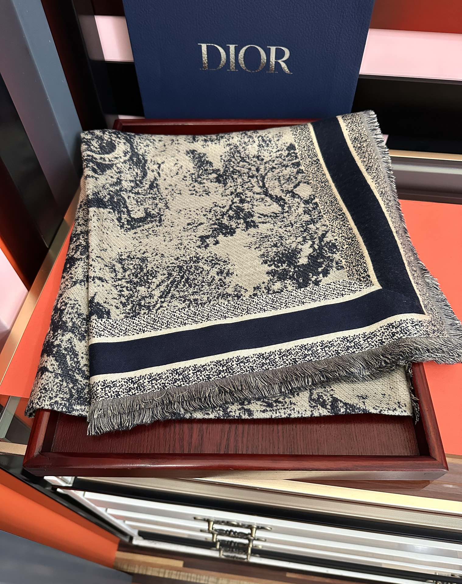 Dior 迪奥 2026最新的 款【动物丛林印花】羊绒方巾 日常都非常好搭配的款 一看到就想去买 平时穿搭也非常好搭配