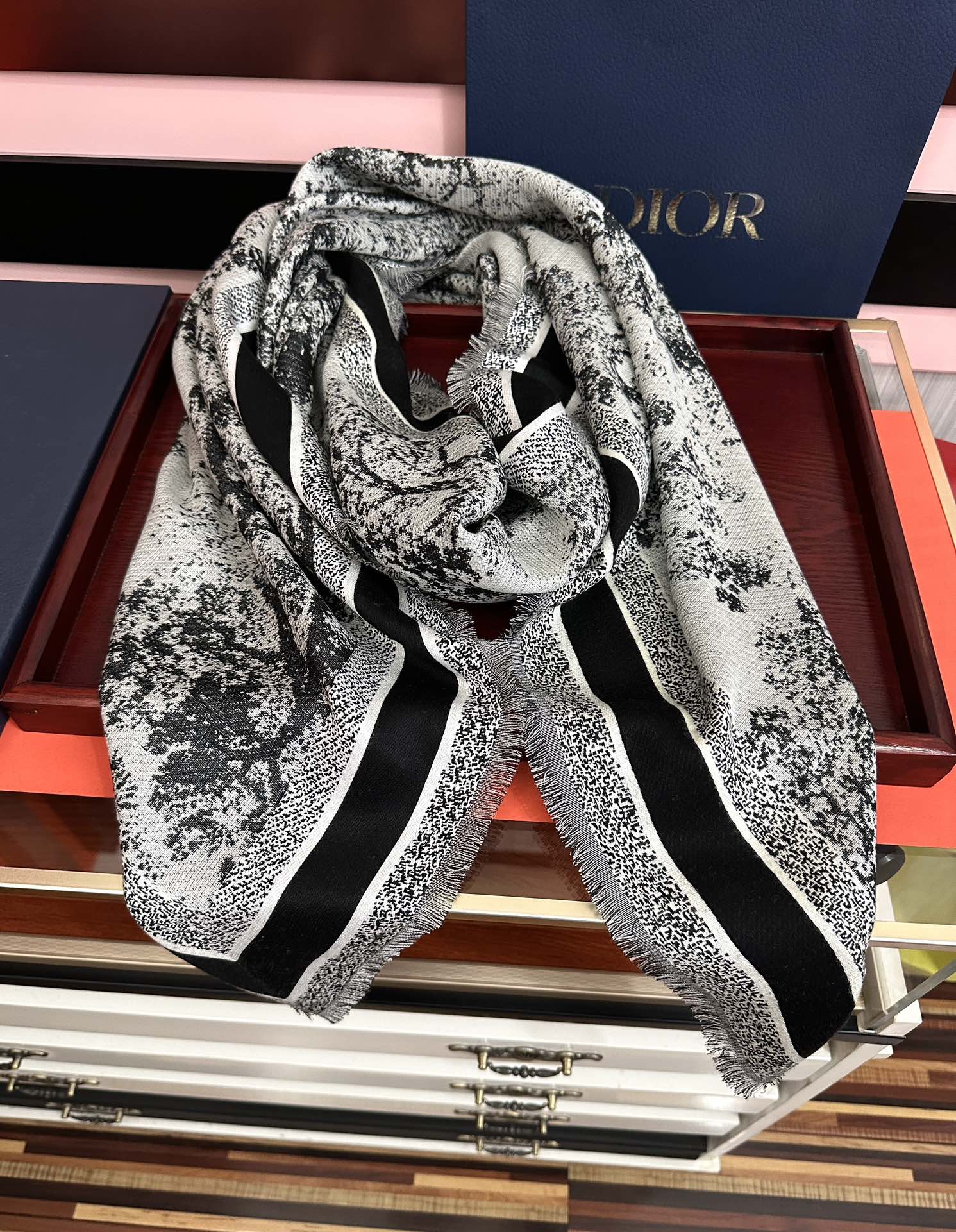 Dior 迪奥 2026最新的 款【动物丛林印花】羊绒方巾 日常都非常好搭配的款 一看到就想去买 平时穿搭也非常好搭配