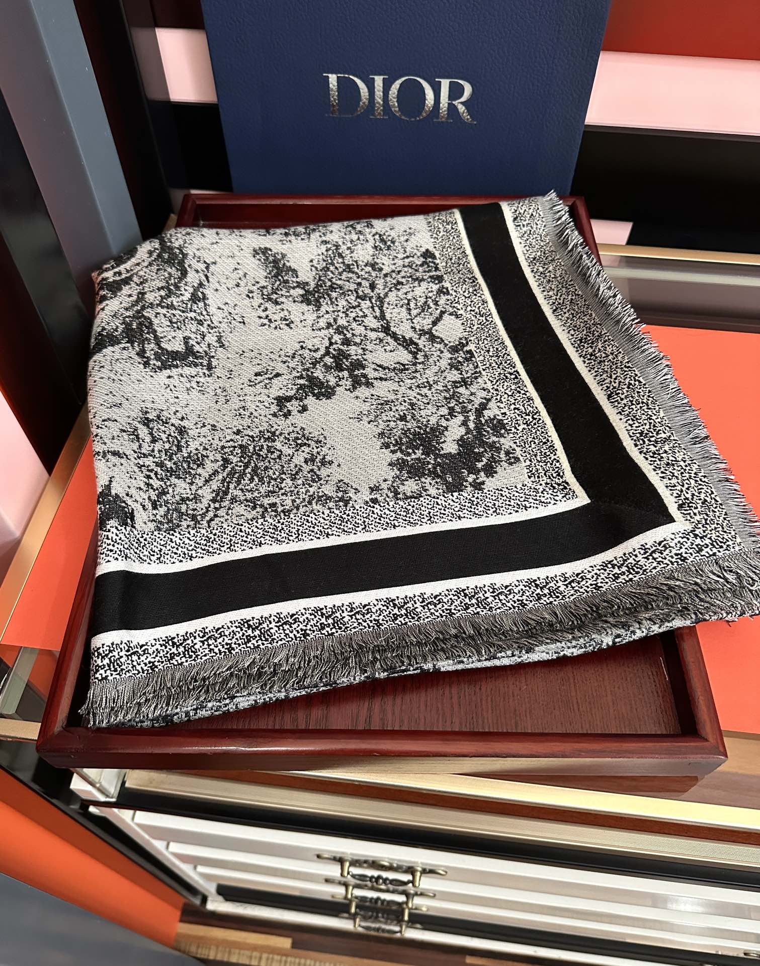 Dior 迪奥 2026最新的 款【动物丛林印花】羊绒方巾 日常都非常好搭配的款 一看到就想去买 平时穿搭也非常好搭配