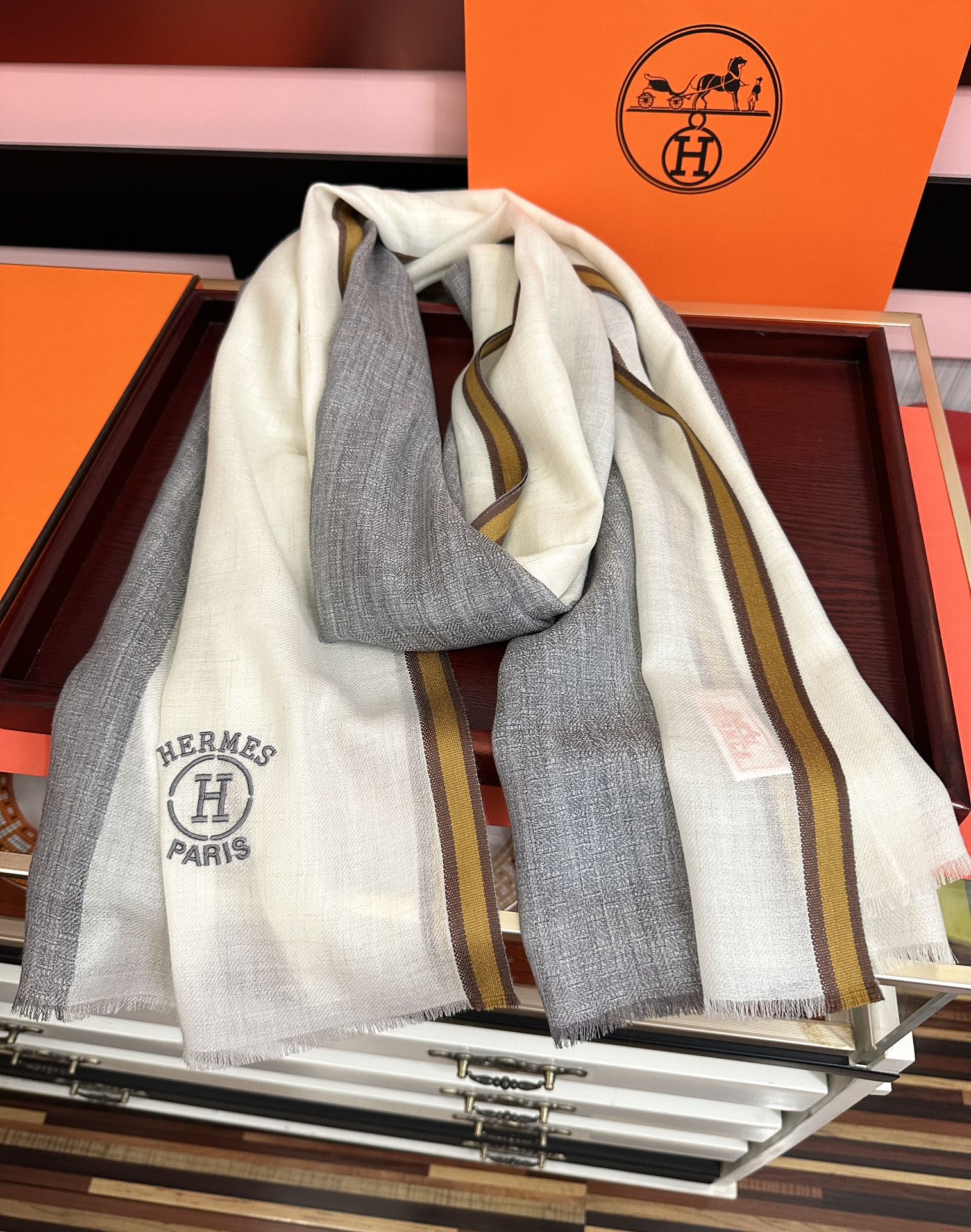 Hermès 2051爱马士 版到货 搭配调色纱染再色织 这款经历漫长等待耗时3个月之久才完成面料 身份和气质的象征 尺特别人工抽穗散须