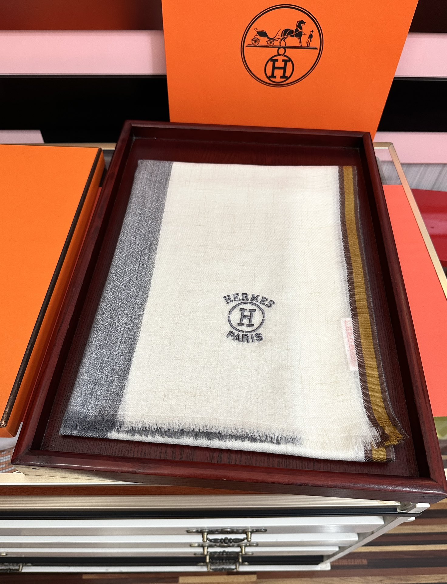 Hermès 2051爱马士 版到货 搭配调色纱染再色织 这款经历漫长等待耗时3个月之久才完成面料 身份和气质的象征 尺特别人工抽穗散须
