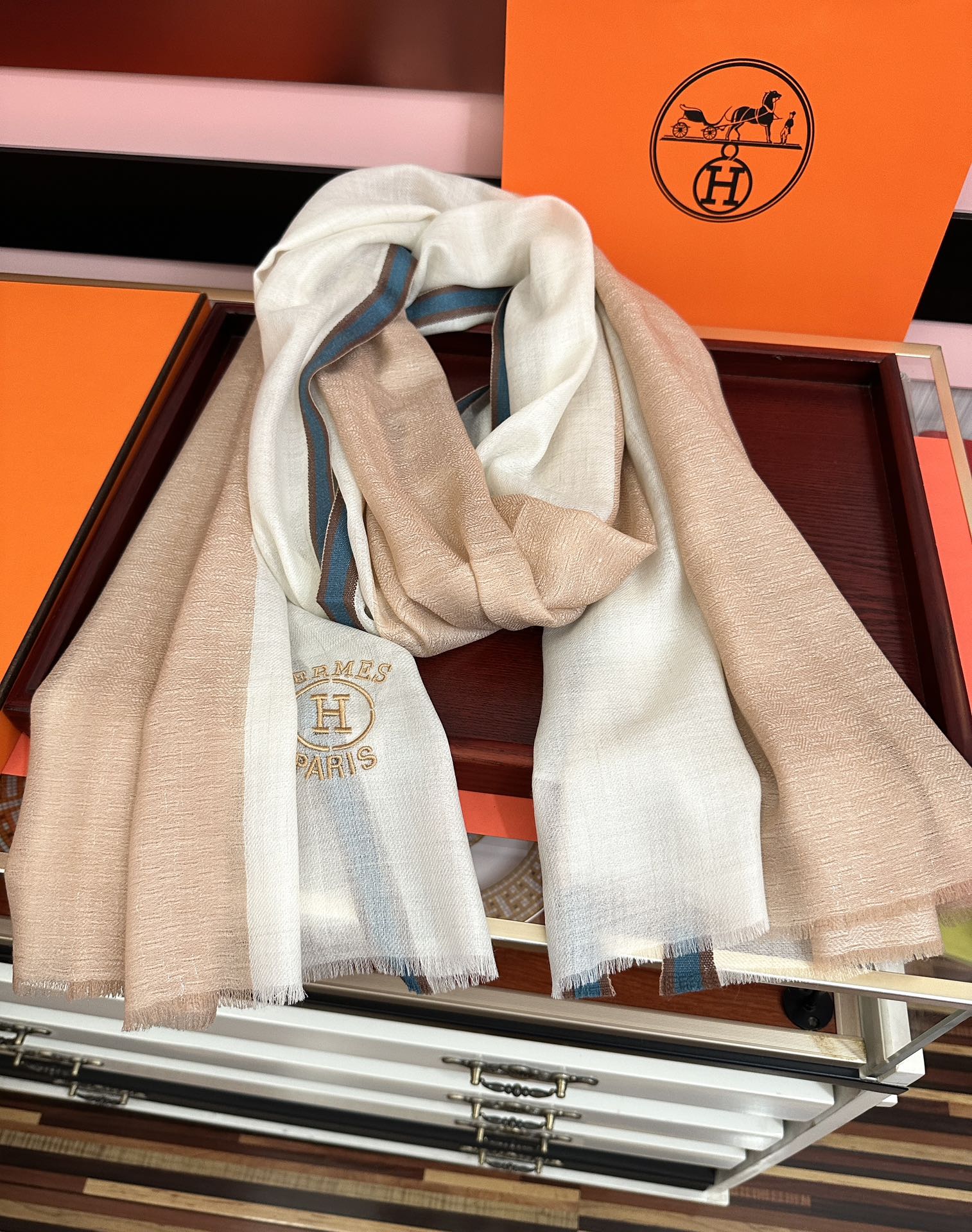 Hermès 2051爱马士 版到货 搭配调色纱染再色织 这款经历漫长等待耗时3个月之久才完成面料 身份和气质的象征 尺特别人工抽穗散须