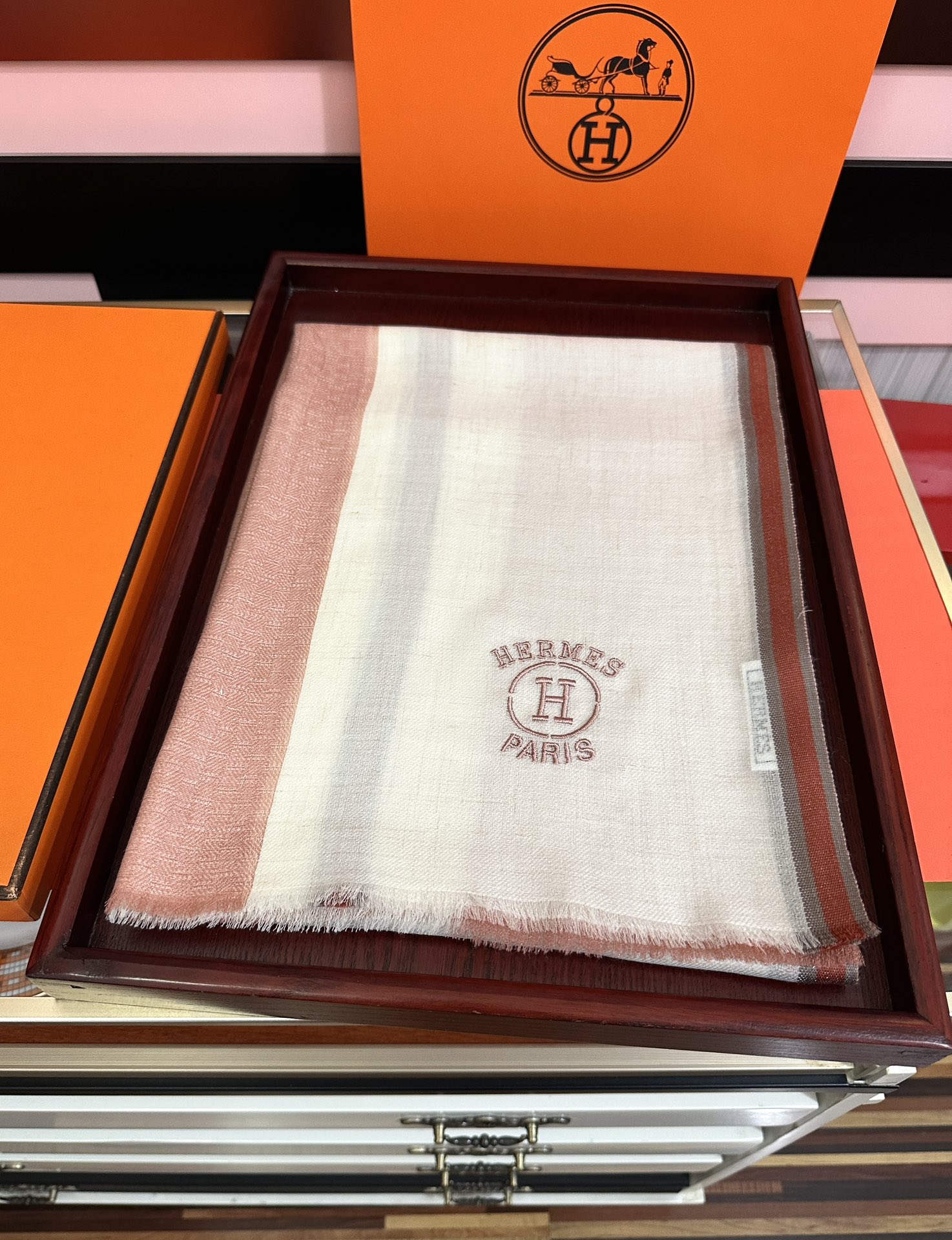 Hermès 2051爱马士 版到货 搭配调色纱染再色织 这款经历漫长等待耗时3个月之久才完成面料 身份和气质的象征 尺特别人工抽穗散须
