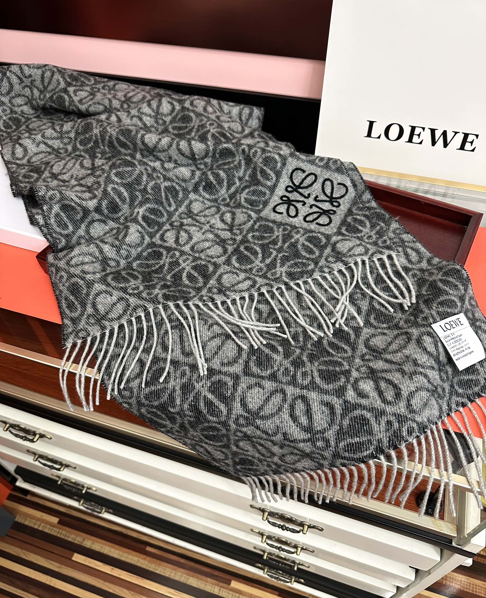 Loewe 罗意威2025 ZG最新款 棋盘格提花围巾 棋盘格矩阵设计高端设计 不挑年龄 怎么围都 款式 舒适太美了 百搭 尺寸：40x180、材质：羊绒