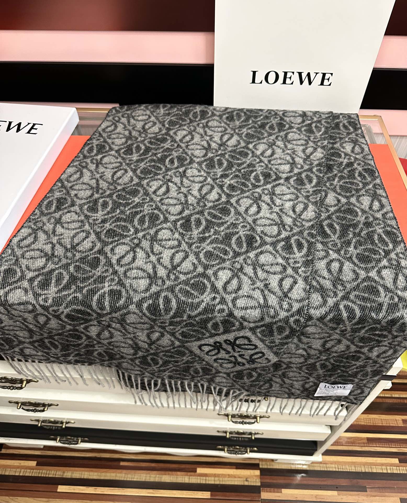 Loewe 罗意威2025 ZG最新款 棋盘格提花围巾 棋盘格矩阵设计高端设计 不挑年龄 怎么围都 款式 舒适太美了 百搭 尺寸：40x180、材质：羊绒