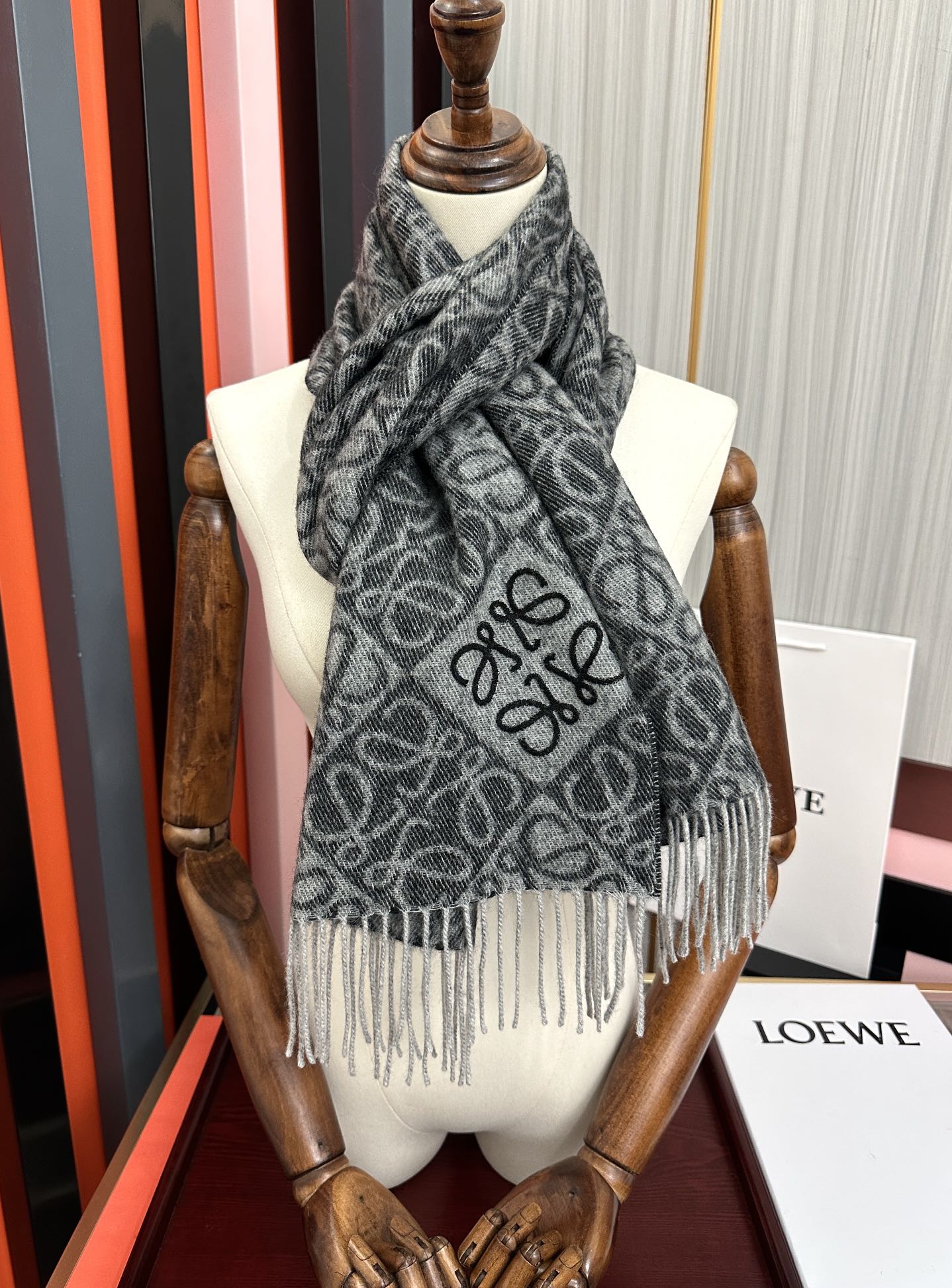 Loewe 罗意威2025 ZG最新款 棋盘格提花围巾 棋盘格矩阵设计高端设计 不挑年龄 怎么围都 款式 舒适太美了 百搭 尺寸：40x180、材质：羊绒