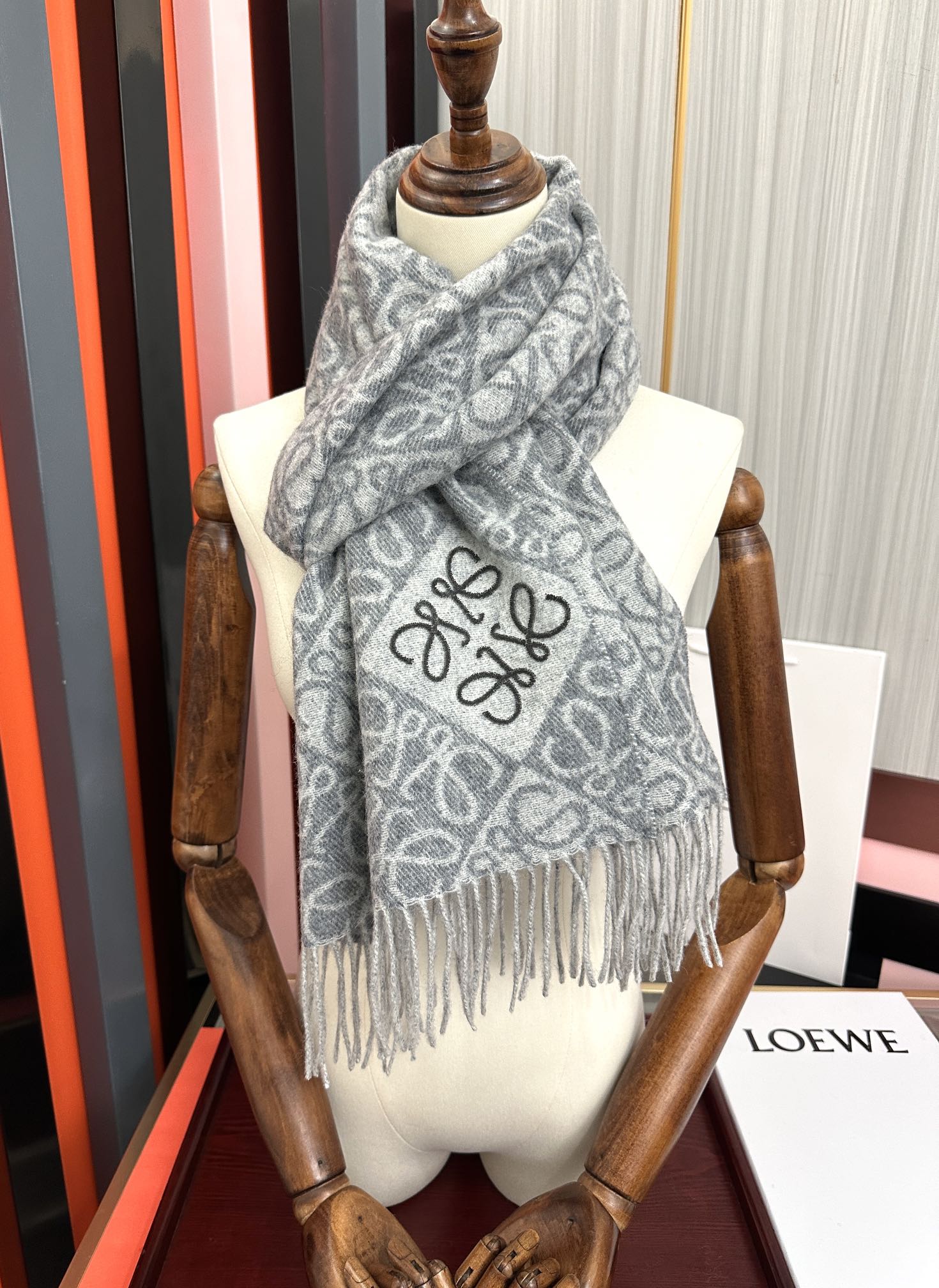 Loewe 罗意威2025 ZG最新款 棋盘格提花围巾 棋盘格矩阵设计高端设计 不挑年龄 怎么围都 款式 舒适太美了 百搭 尺寸：40x180、材质：羊绒