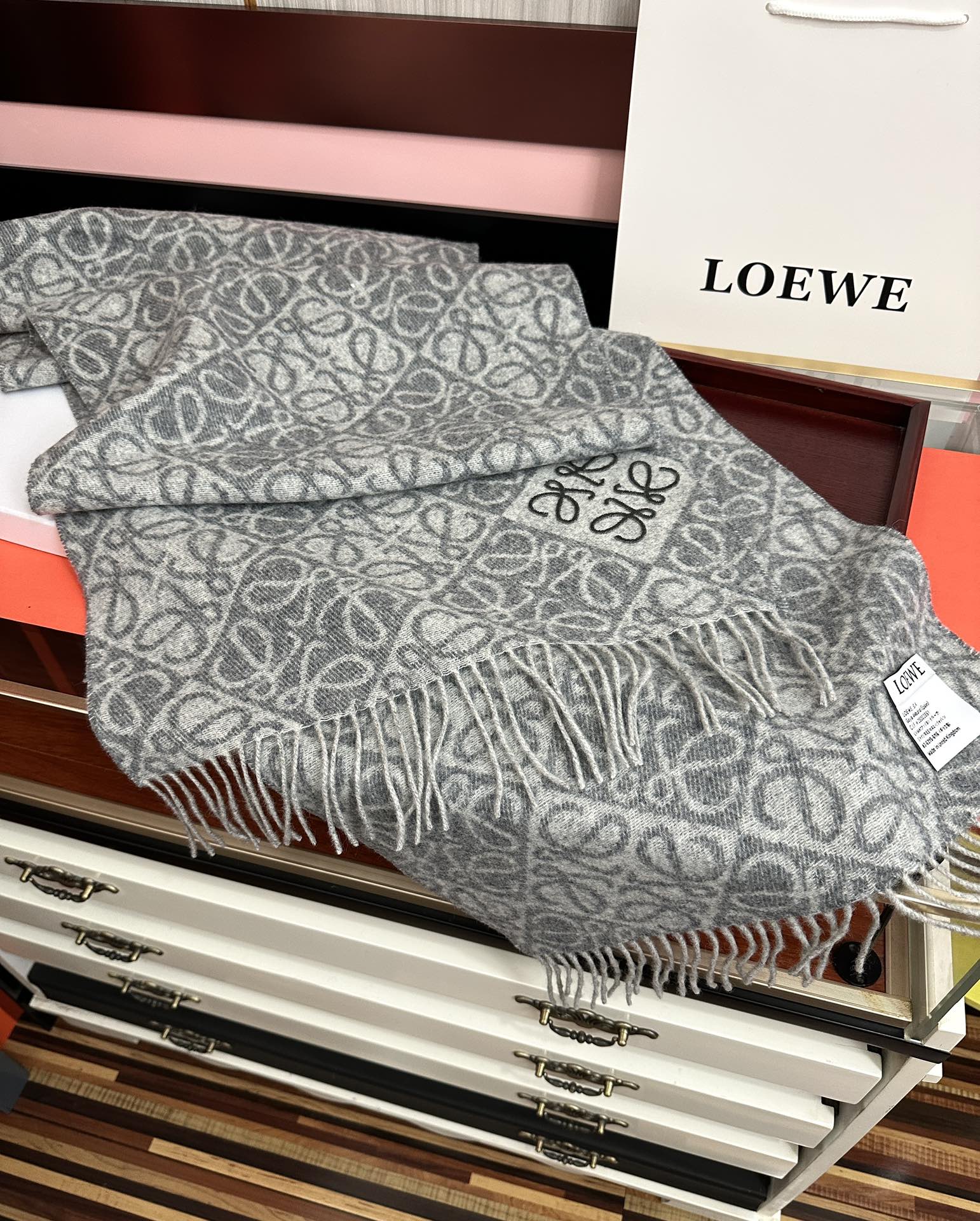 Loewe 罗意威2025 ZG最新款 棋盘格提花围巾 棋盘格矩阵设计高端设计 不挑年龄 怎么围都 款式 舒适太美了 百搭 尺寸：40x180、材质：羊绒