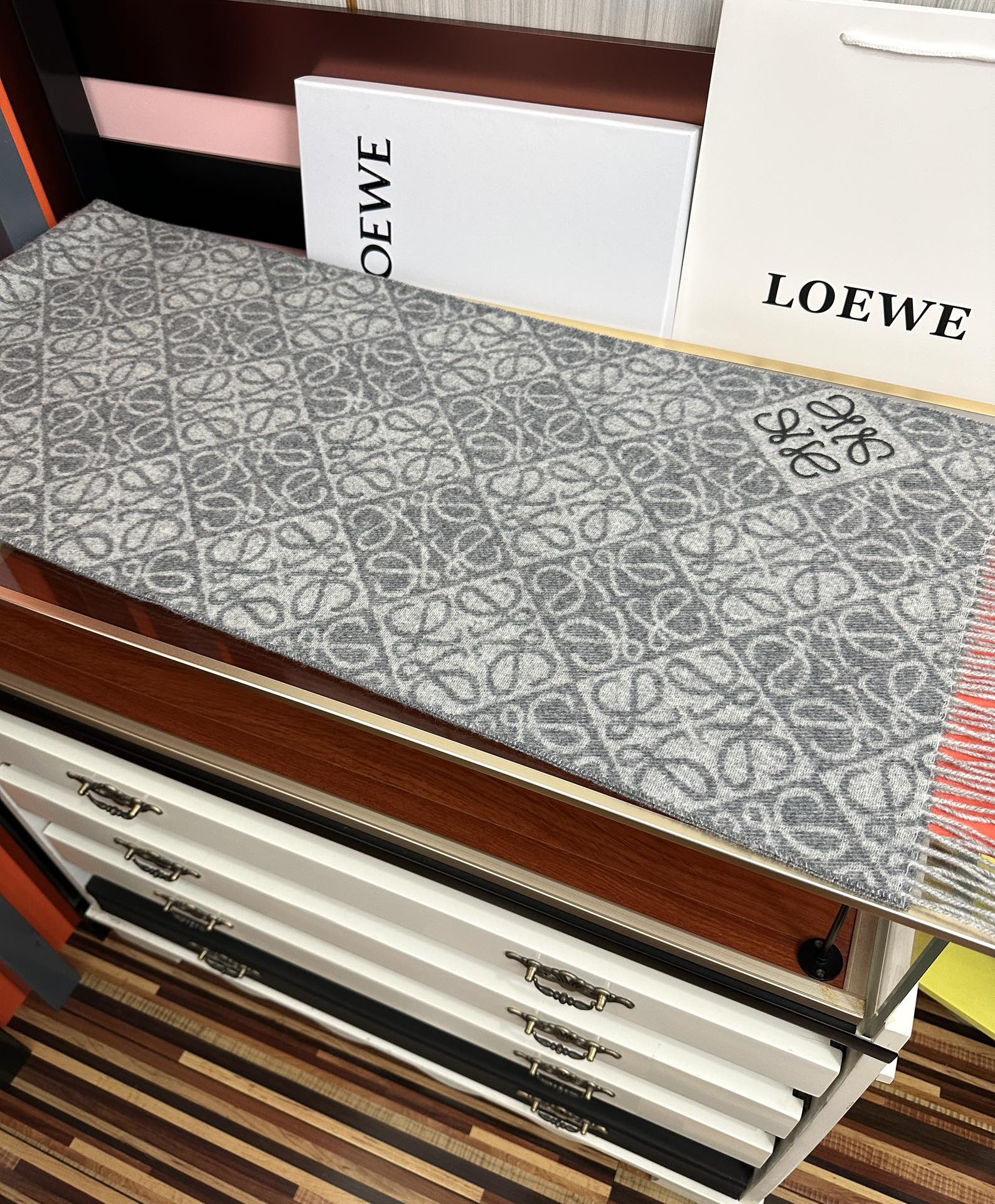 Loewe 罗意威2025 ZG最新款 棋盘格提花围巾 棋盘格矩阵设计高端设计 不挑年龄 怎么围都 款式 舒适太美了 百搭 尺寸：40x180、材质：羊绒