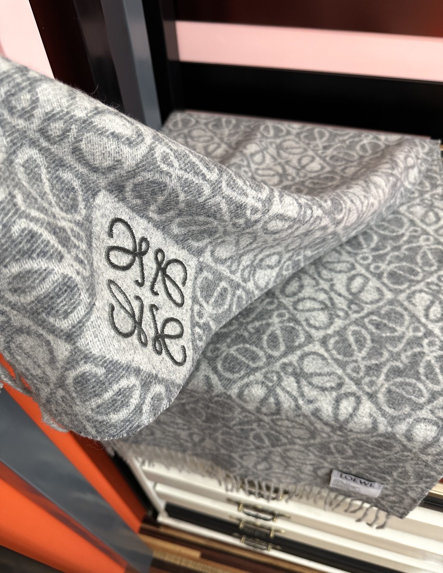 Loewe 罗意威2025 ZG最新款 棋盘格提花围巾 棋盘格矩阵设计高端设计 不挑年龄 怎么围都 款式 舒适太美了 百搭 尺寸：40x180、材质：羊绒