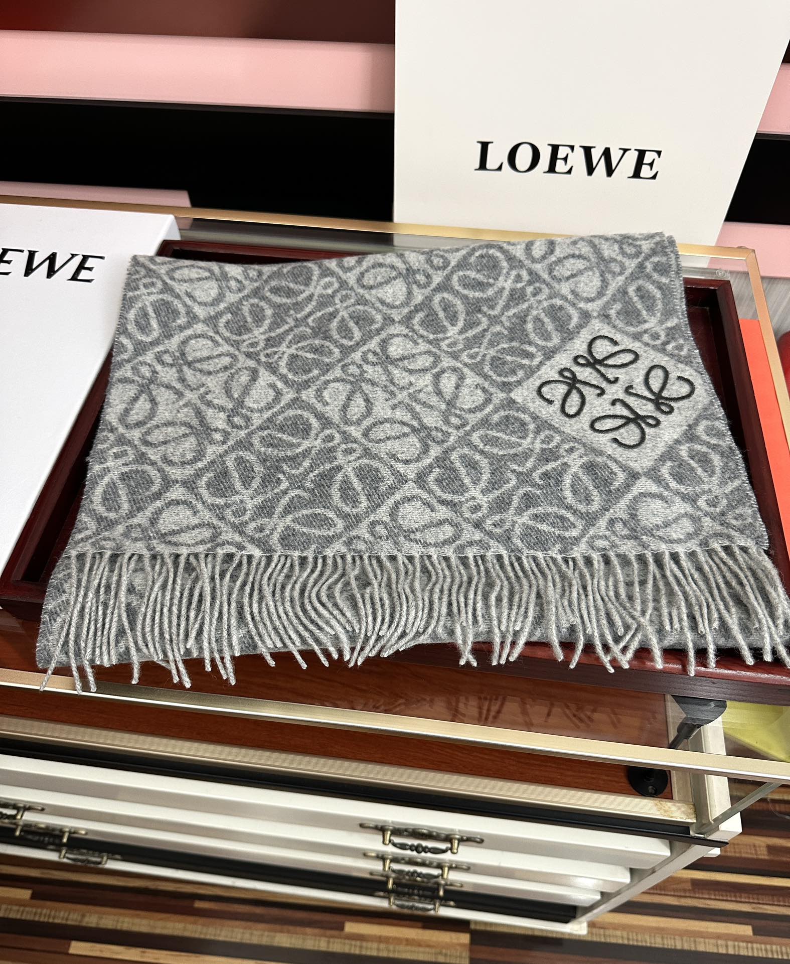 Loewe 罗意威2025 ZG最新款 棋盘格提花围巾 棋盘格矩阵设计高端设计 不挑年龄 怎么围都 款式 舒适太美了 百搭 尺寸：40x180、材质：羊绒