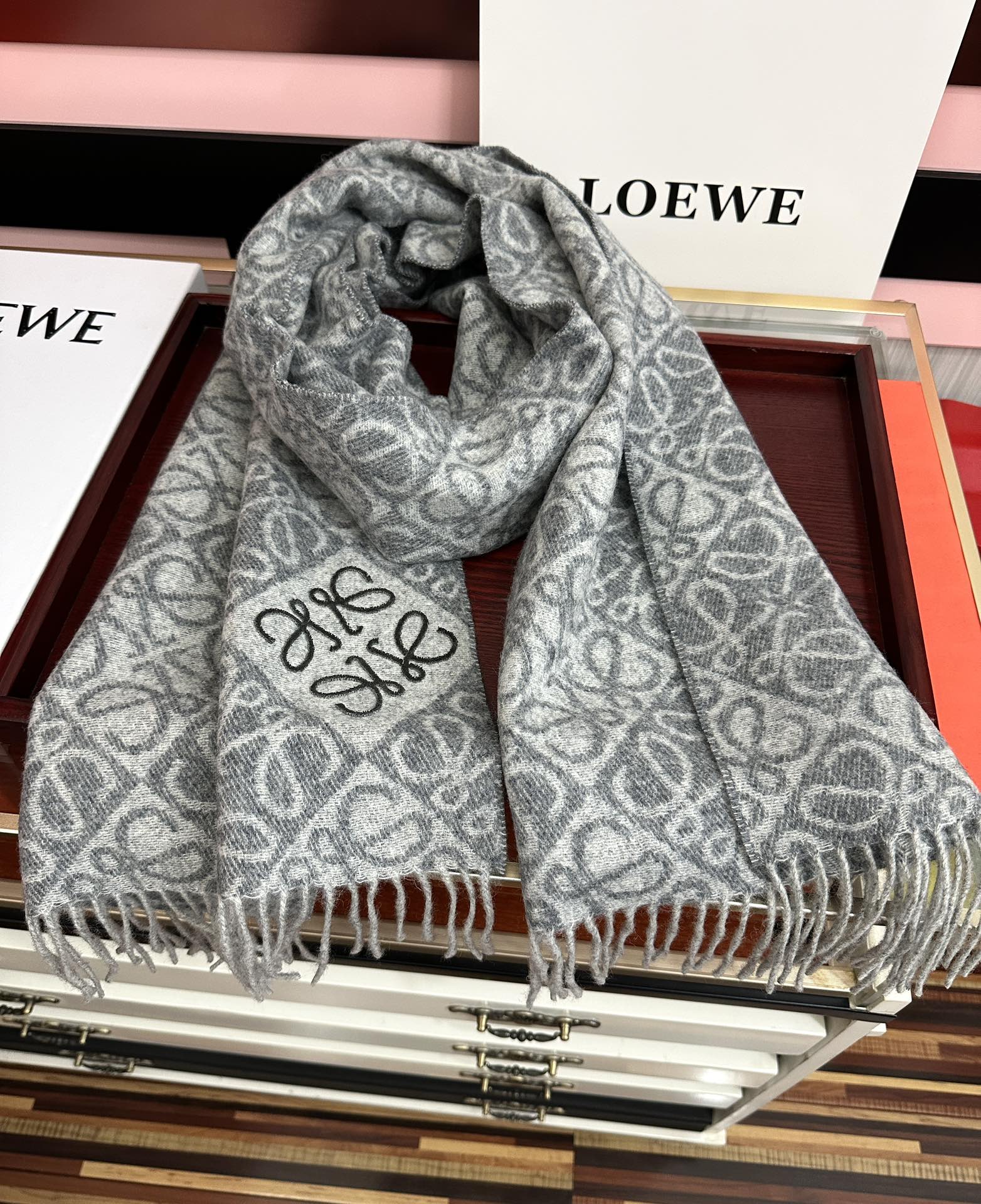 Loewe 罗意威2025 ZG最新款 棋盘格提花围巾 棋盘格矩阵设计高端设计 不挑年龄 怎么围都 款式 舒适太美了 百搭 尺寸：40x180、材质：羊绒