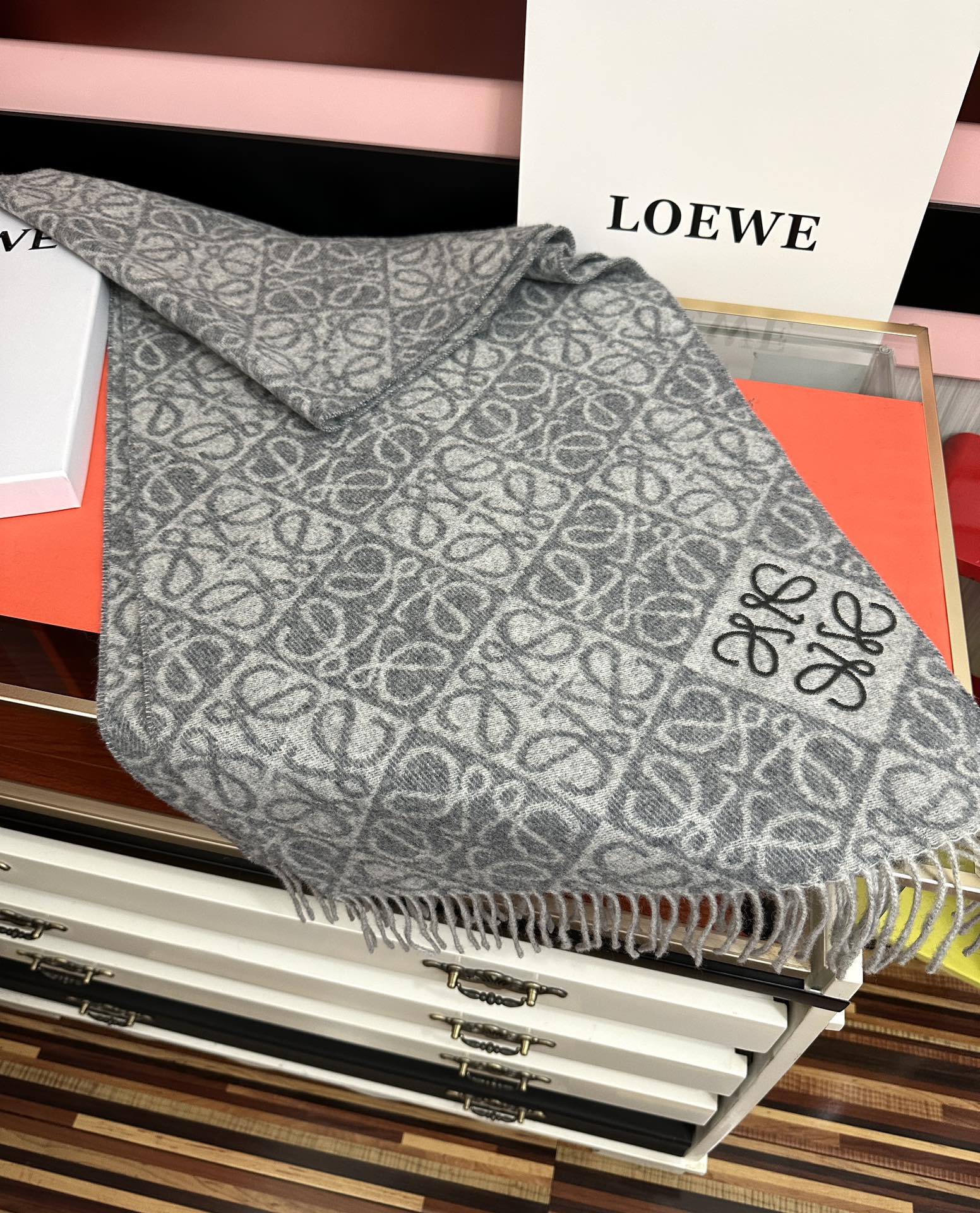 Loewe 罗意威2025 ZG最新款 棋盘格提花围巾 棋盘格矩阵设计高端设计 不挑年龄 怎么围都 款式 舒适太美了 百搭 尺寸：40x180、材质：羊绒