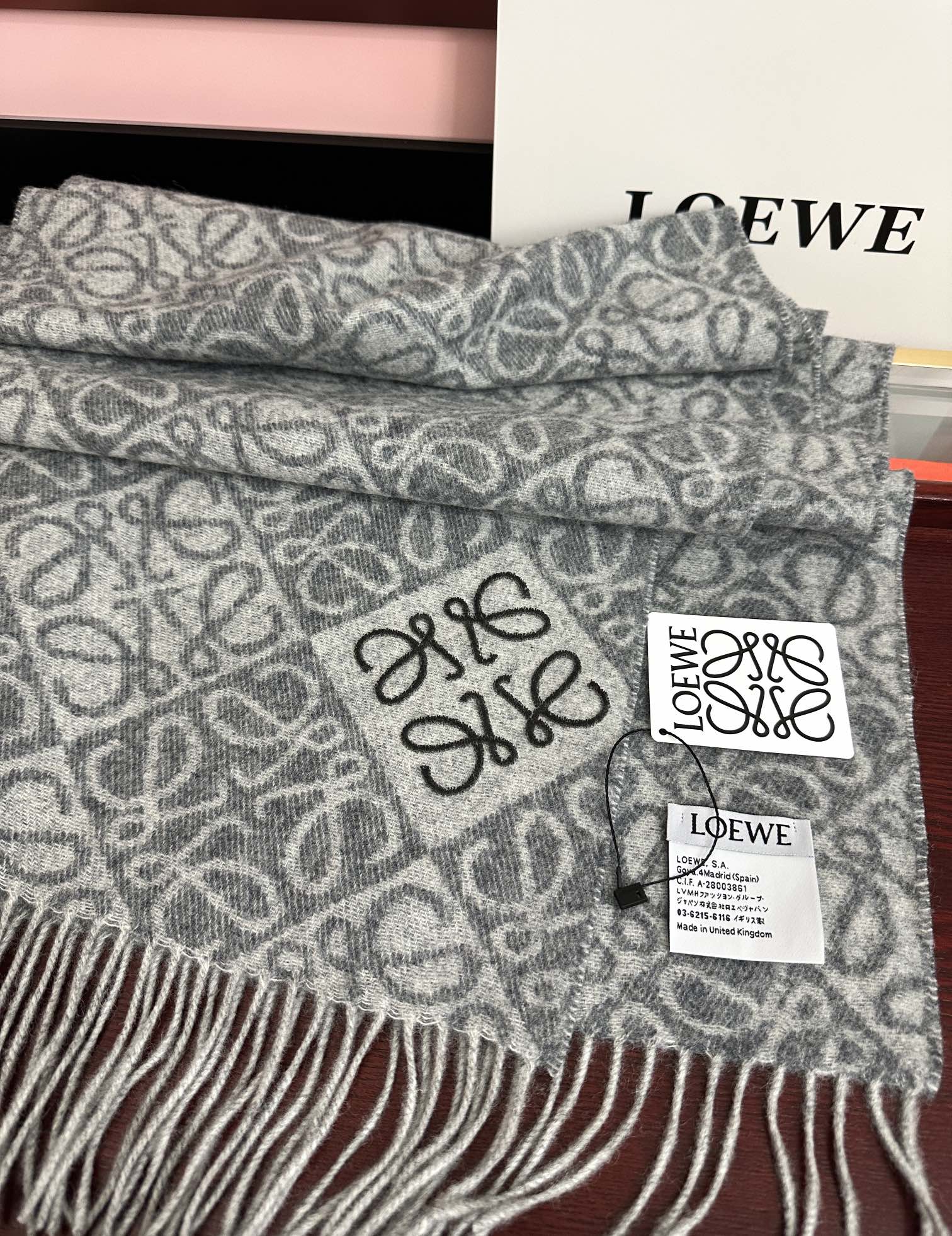 Loewe 罗意威2025 ZG最新款 棋盘格提花围巾 棋盘格矩阵设计高端设计 不挑年龄 怎么围都 款式 舒适太美了 百搭 尺寸：40x180、材质：羊绒