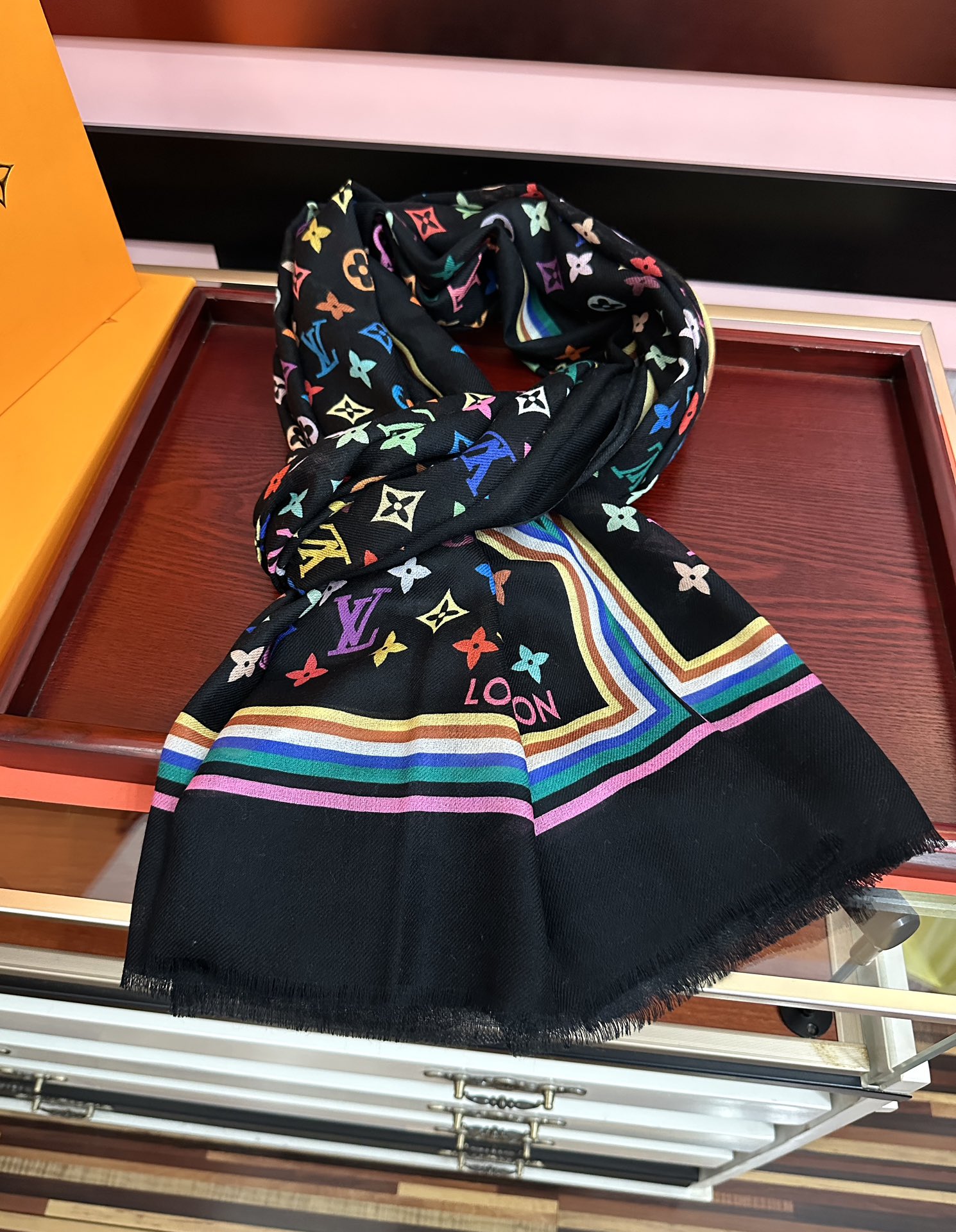 Unknown 上新 L 家 2026最新款 真心赞 【戒指绒长巾】 实物真心美 细节都可见 高端 VI 绝对值得入手 尺寸：100x200cm