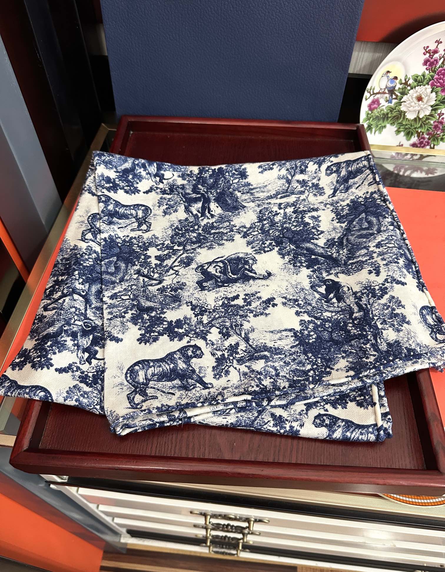Dior 2026迪奥 双面同色【动物丛林】最流行的花型 太美了 下手一定要快 四季都可以用 真心美的让人非常非上身效果简直美翻了 品质非常完美 整个围巾给人气场的同时又非常 秀丽 绝对值得入手的新款 实物一拿到就会庆幸自己是女人的绝美好货 尺寸：65x185