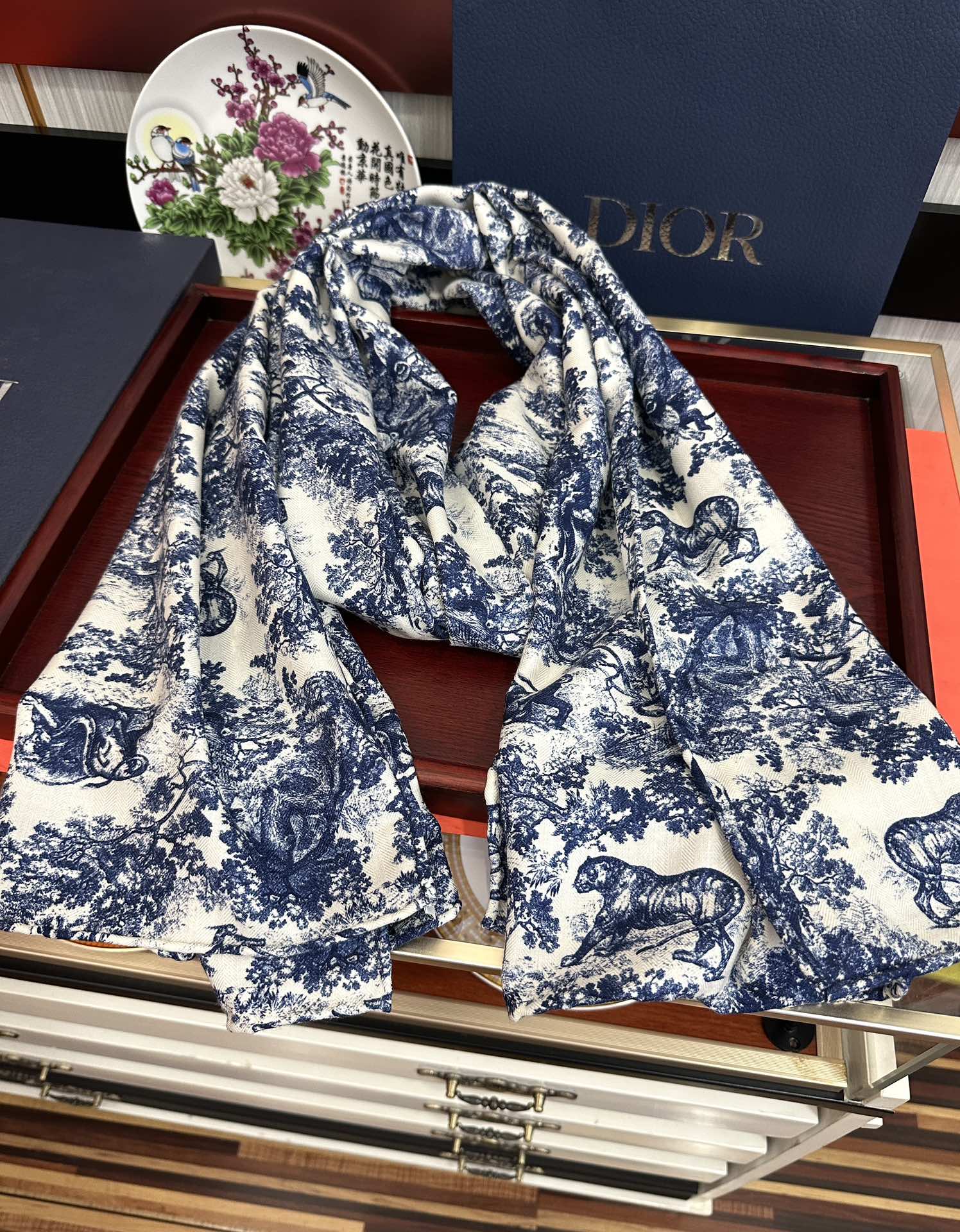 Dior 2026迪奥 双面同色【动物丛林】最流行的花型 太美了 下手一定要快 四季都可以用 真心美的让人非常非上身效果简直美翻了 品质非常完美 整个围巾给人气场的同时又非常 秀丽 绝对值得入手的新款 实物一拿到就会庆幸自己是女人的绝美好货 尺寸：65x185