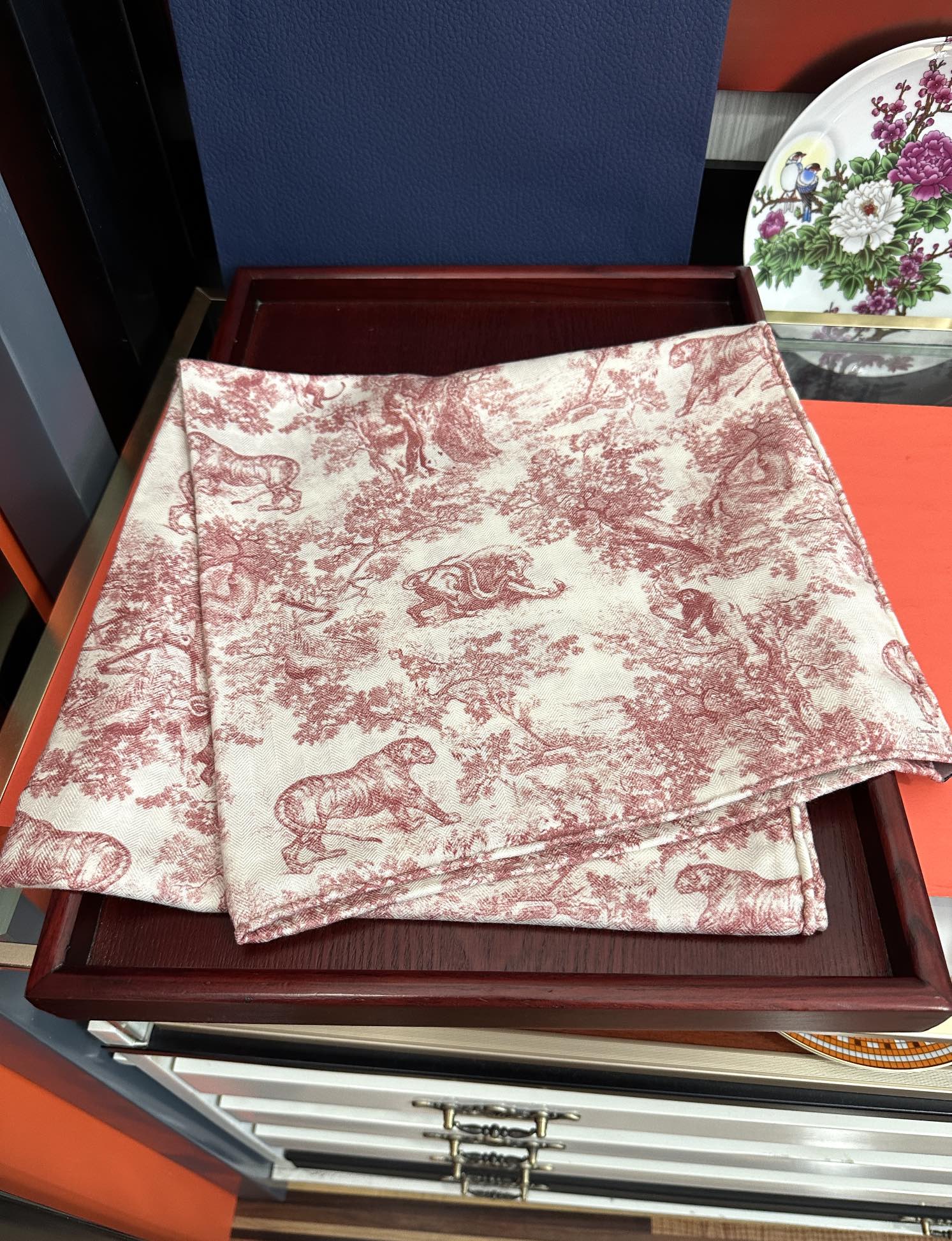 Dior 2026迪奥 双面同色【动物丛林】最流行的花型 太美了 下手一定要快 四季都可以用 真心美的让人非常非上身效果简直美翻了 品质非常完美 整个围巾给人气场的同时又非常 秀丽 绝对值得入手的新款 实物一拿到就会庆幸自己是女人的绝美好货 尺寸：65x185