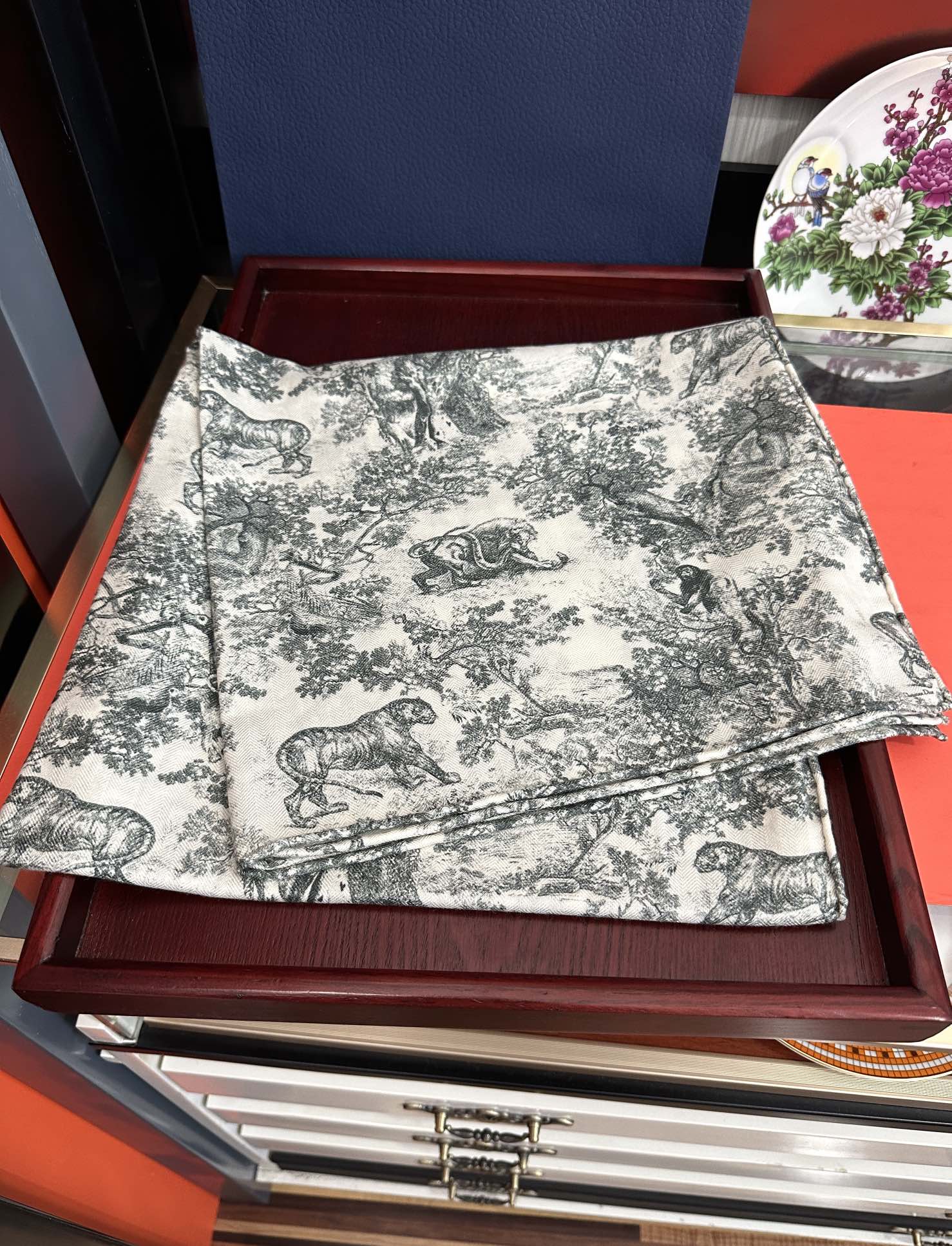 Dior 2026迪奥 双面同色【动物丛林】最流行的花型 太美了 下手一定要快 四季都可以用 真心美的让人非常非上身效果简直美翻了 品质非常完美 整个围巾给人气场的同时又非常 秀丽 绝对值得入手的新款 实物一拿到就会庆幸自己是女人的绝美好货 尺寸：65x185