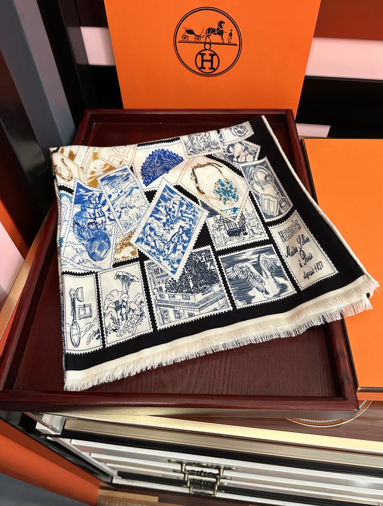 Hermès 新款爱马仕 【双面同色 福宝邮集者】太美了 下手一定要快 四季都可以用 真心美的让人非常非上身效果简直美翻了 品质非常完美 整个围巾给人气场的同时又非常 秀丽 绝对值得入手的新款 实物一拿到就会庆幸自己是女人的绝美好货 尺寸：65x185