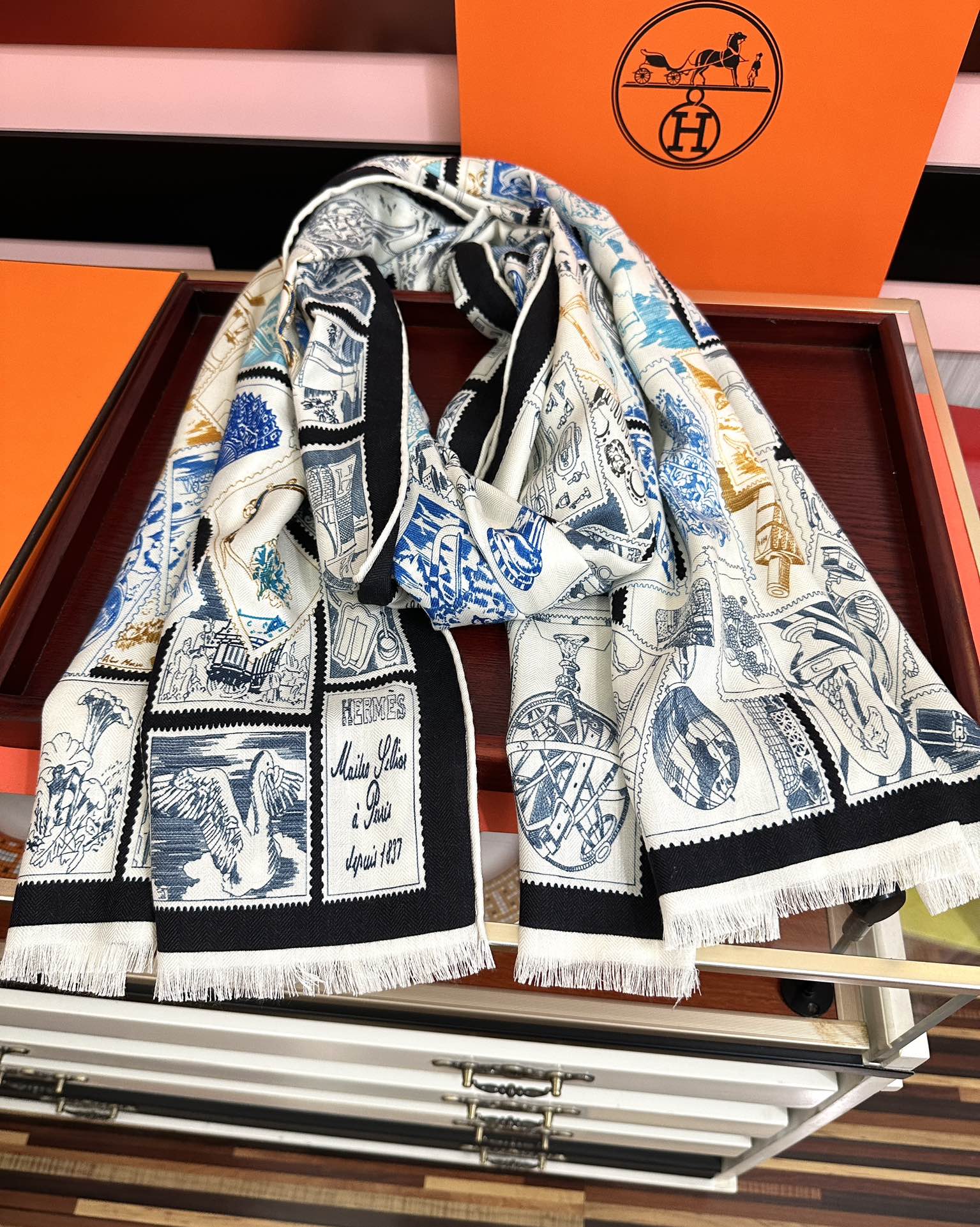 Hermès 新款爱马仕 【双面同色 福宝邮集者】太美了 下手一定要快 四季都可以用 真心美的让人非常非上身效果简直美翻了 品质非常完美 整个围巾给人气场的同时又非常 秀丽 绝对值得入手的新款 实物一拿到就会庆幸自己是女人的绝美好货 尺寸：65x185