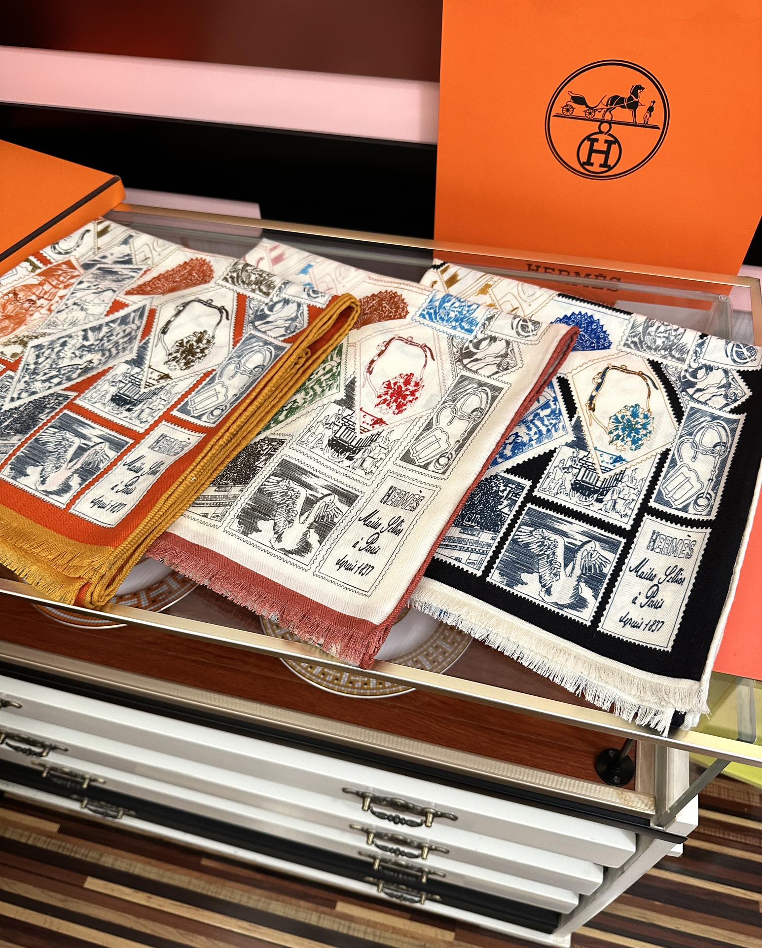 Hermès 新款爱马仕 【双面同色 福宝邮集者】太美了 下手一定要快 四季都可以用 真心美的让人非常非上身效果简直美翻了 品质非常完美 整个围巾给人气场的同时又非常 秀丽 绝对值得入手的新款 实物一拿到就会庆幸自己是女人的绝美好货 尺寸：65x185