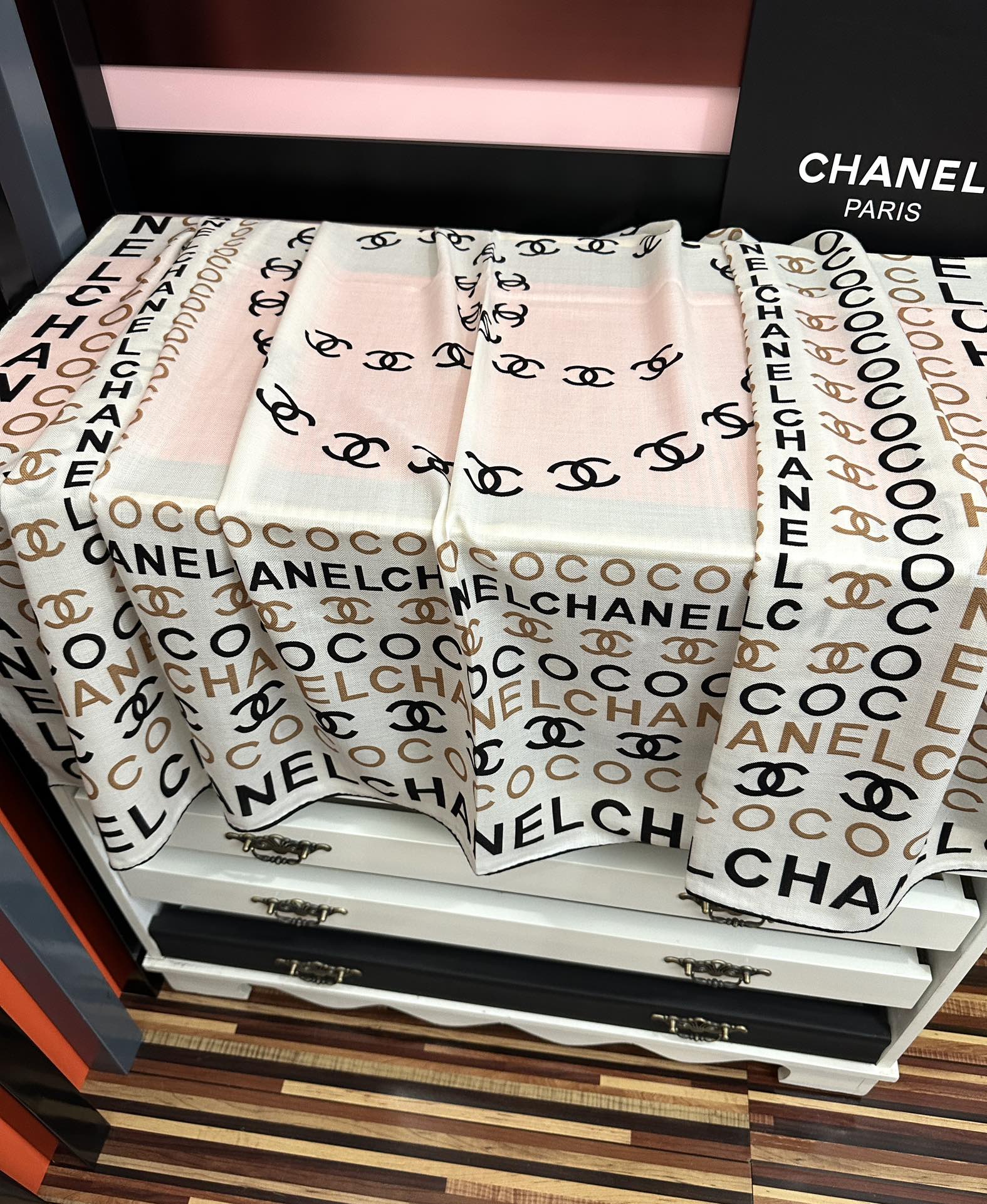 Chanel 香奈儿 ZG同步 【coco风格字母】 设计优雅风 ~气质到骨子里 香奶奶新一季的面料超高级