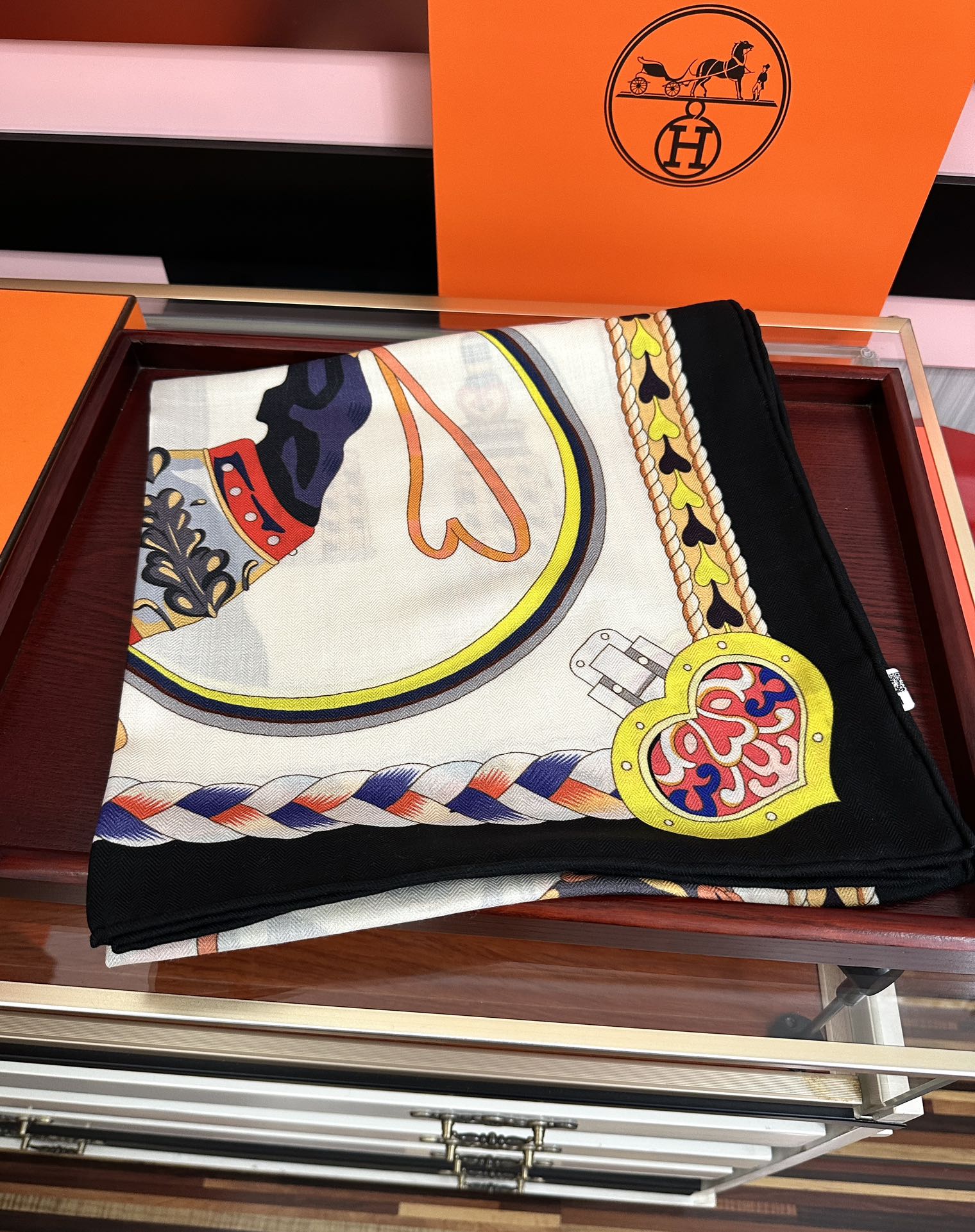 Hermès 上新 2026爱马仕【骏马奔腾】ZG同步 秋冬新款 新一季丝巾采购清单估计各位养马人们已经列好了 我就不推荐了回头分享一下部分 款的老款信息资料供大家参考 本季必购《Rondsdemarch》(圆场漫步) 一条来自丝巾羊绒丝方巾也不知道是马元素在男士方巾上运用比例高还是正好我每一条无论从配色还是主题图案都深得我心 也相较女款好驾驭 还便宜 大家 尺寸:140X140、材质：30%真丝+70丝绒