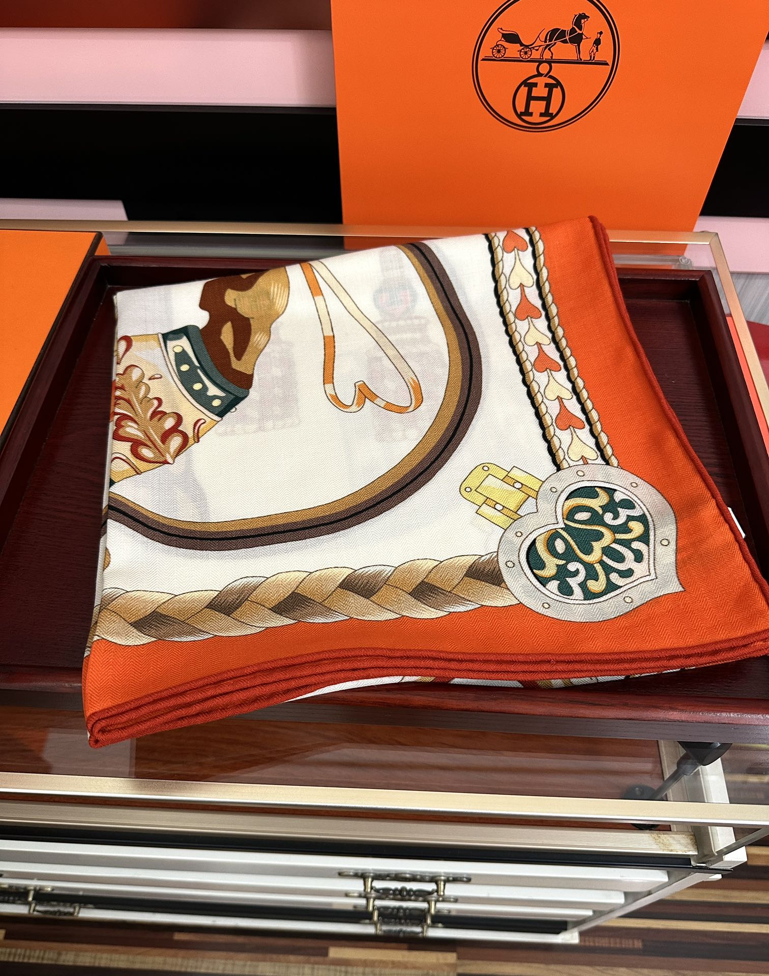 Hermès 上新 2026爱马仕【骏马奔腾】ZG同步 秋冬新款 新一季丝巾采购清单估计各位养马人们已经列好了 我就不推荐了回头分享一下部分 款的老款信息资料供大家参考 本季必购《Rondsdemarch》(圆场漫步) 一条来自丝巾羊绒丝方巾也不知道是马元素在男士方巾上运用比例高还是正好我每一条无论从配色还是主题图案都深得我心 也相较女款好驾驭 还便宜 大家 尺寸:140X140、材质：30%真丝+70丝绒