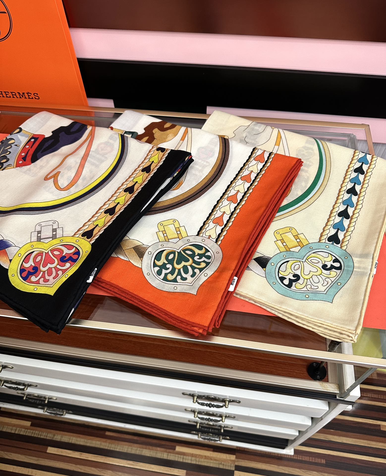Hermès 上新 2026爱马仕【骏马奔腾】ZG同步 秋冬新款 新一季丝巾采购清单估计各位养马人们已经列好了 我就不推荐了回头分享一下部分 款的老款信息资料供大家参考 本季必购《Rondsdemarch》(圆场漫步) 一条来自丝巾羊绒丝方巾也不知道是马元素在男士方巾上运用比例高还是正好我每一条无论从配色还是主题图案都深得我心 也相较女款好驾驭 还便宜 大家 尺寸:140X140、材质：30%真丝+70丝绒