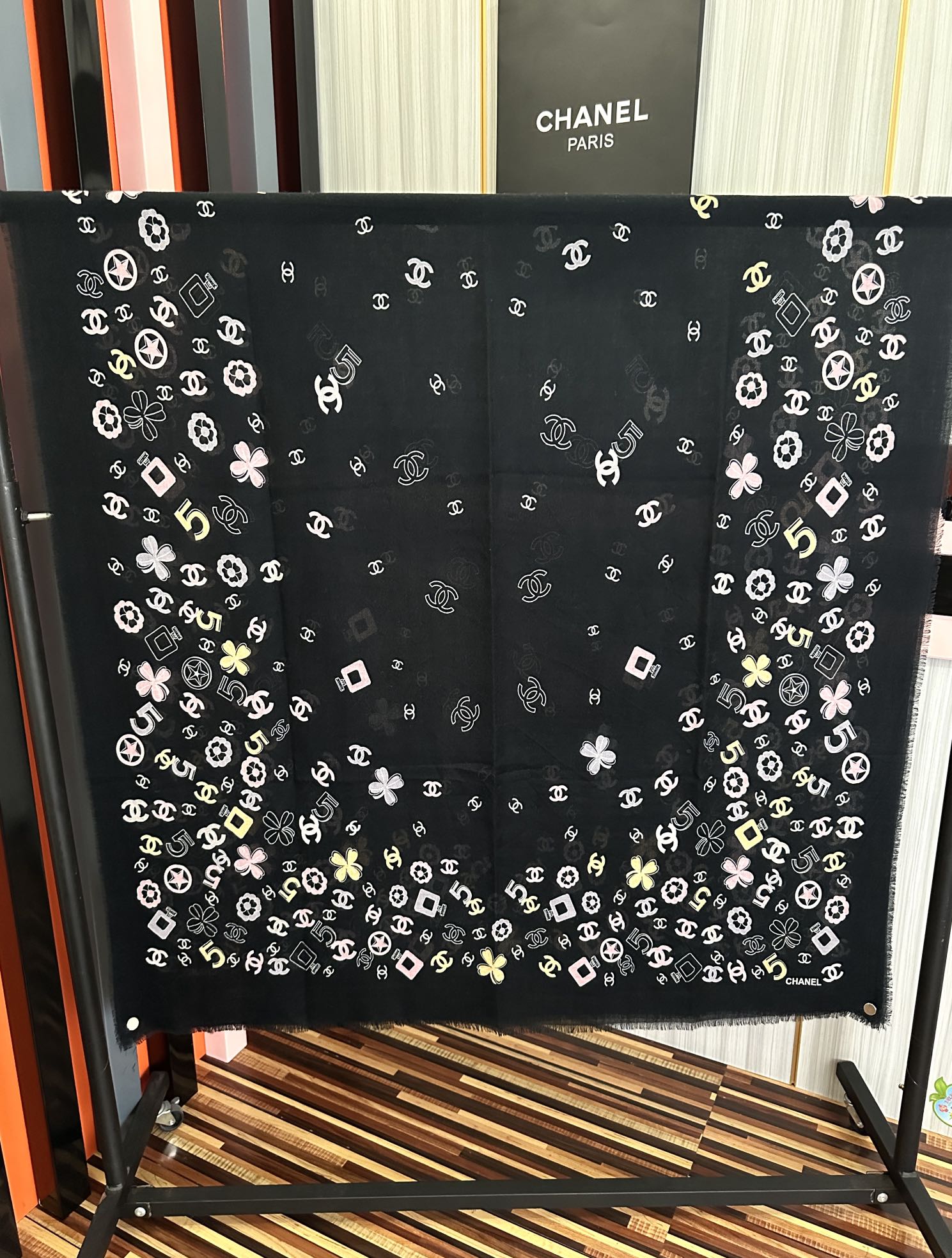 。爆款小香太美了[嘴唇]2026最新款【5号香水瓶】必备款 顶级设计太美了，真心赞👍😘💍实物真心美 🎀披