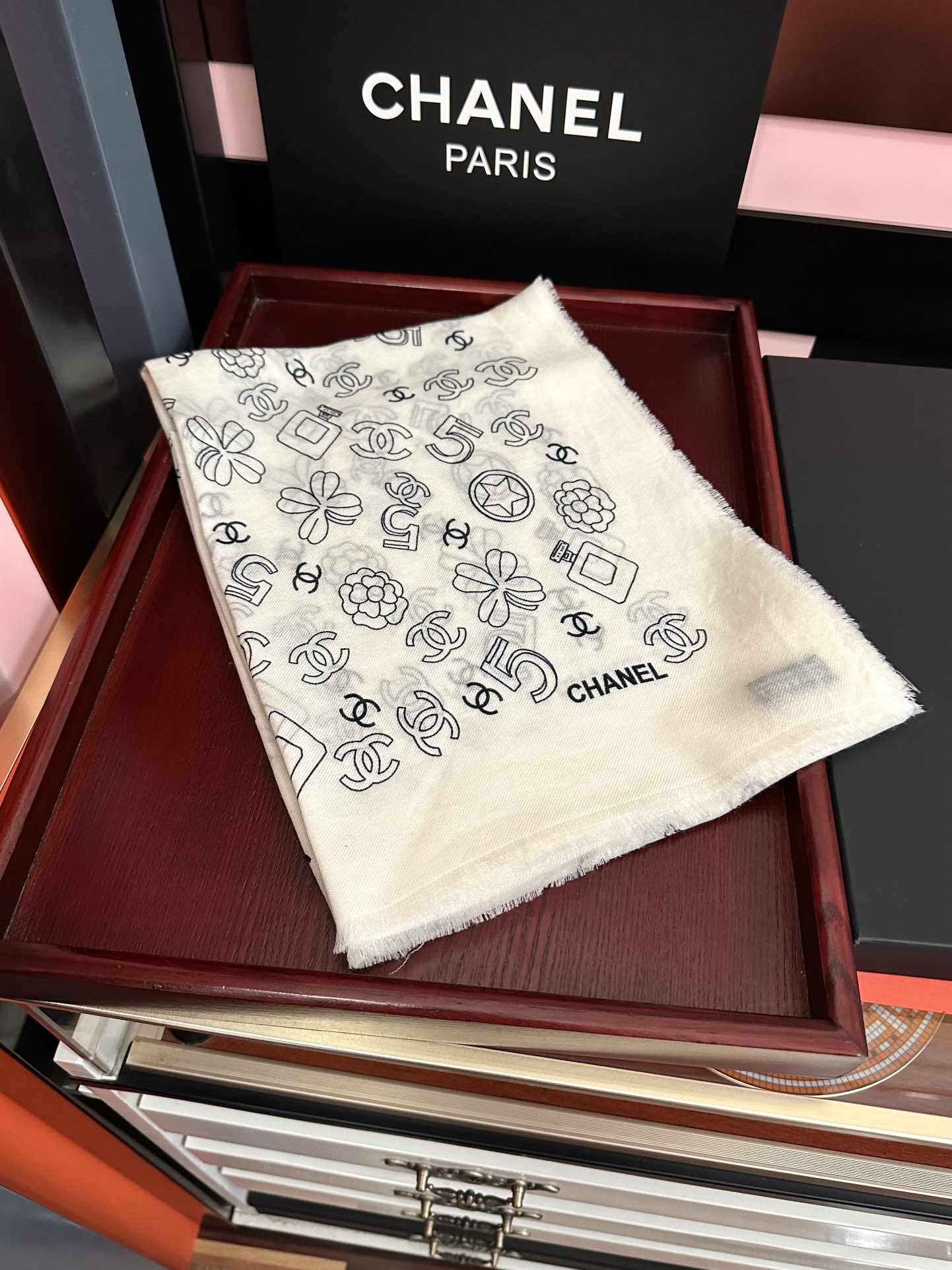 。爆款小香太美了[嘴唇]2026最新款【5号香水瓶】必备款 顶级设计太美了，真心赞👍😘💍实物真心美 🎀披