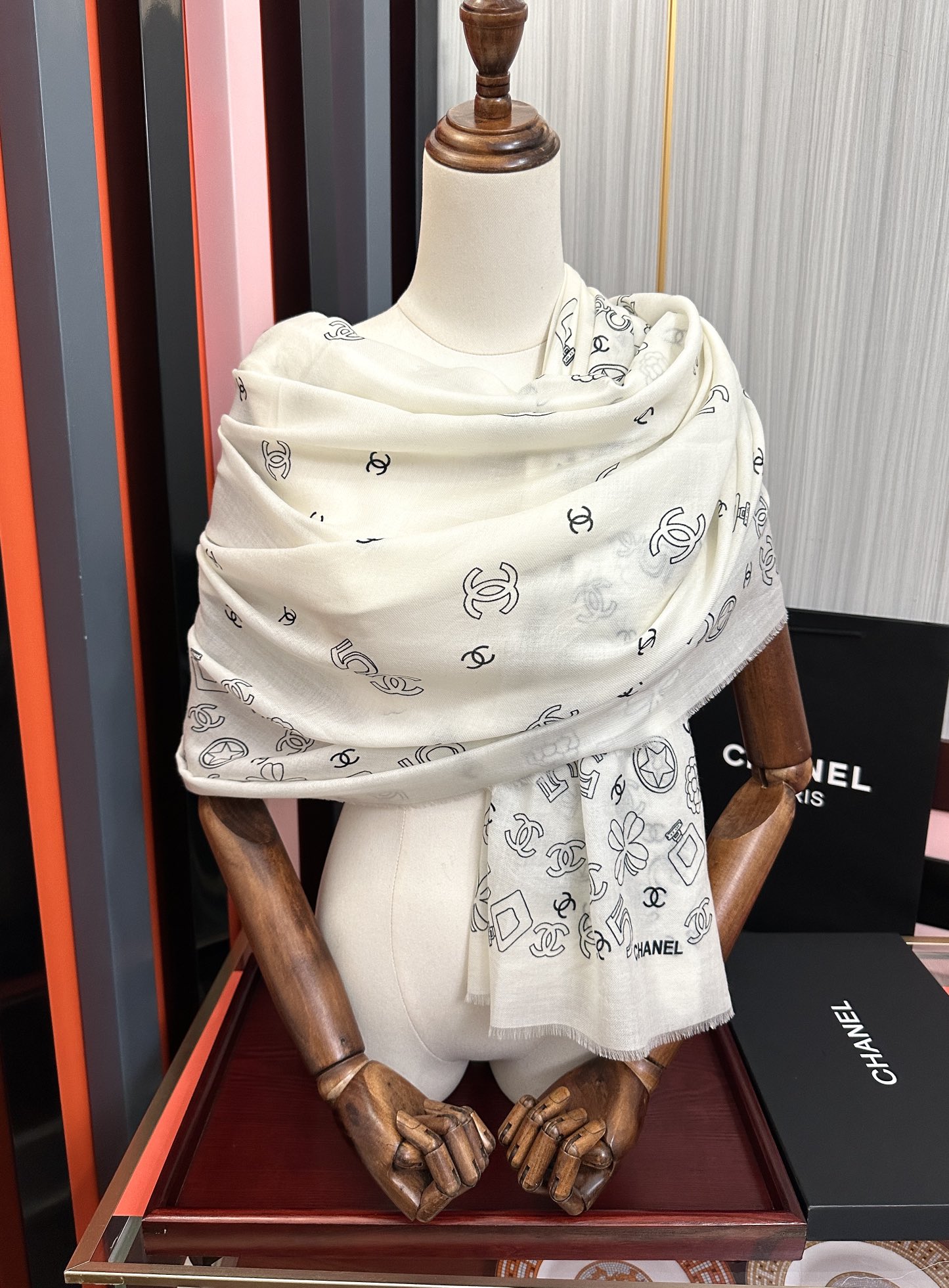 。爆款小香太美了[嘴唇]2026最新款【5号香水瓶】必备款 顶级设计太美了，真心赞👍😘💍实物真心美 🎀披