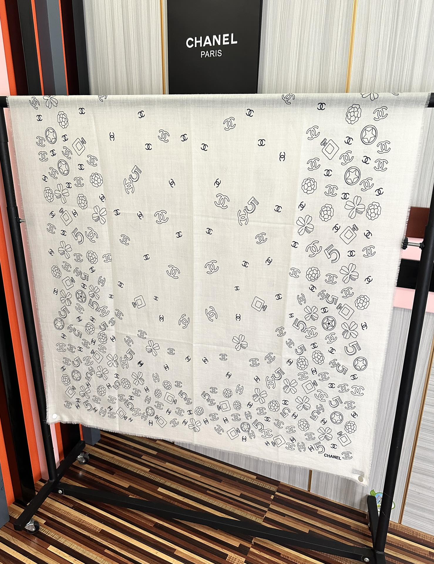 。爆款小香太美了[嘴唇]2026最新款【5号香水瓶】必备款 顶级设计太美了，真心赞👍😘💍实物真心美 🎀披