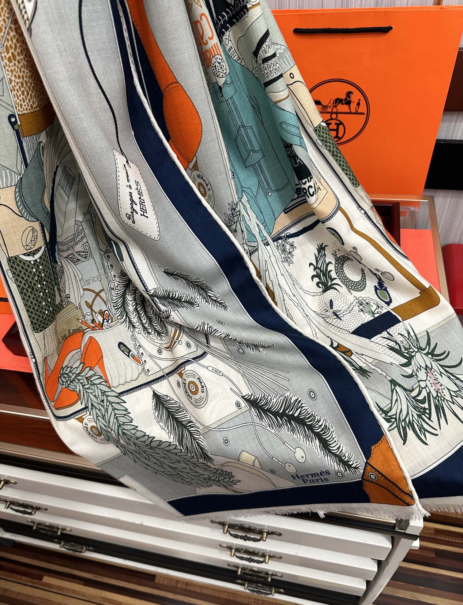 。2011 新款爱马仕。【双面同色】太美了[吃瓜]下手一定要快[嘴唇]四季都可以用[勾引]真心美的让人非