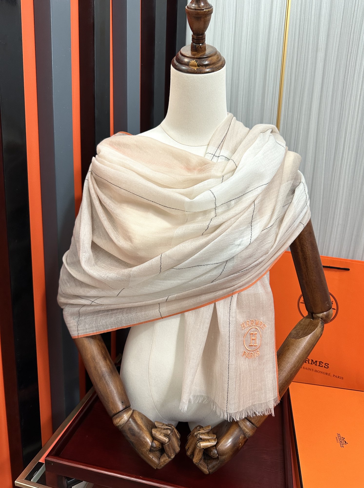 。爱马士🧣2026 太美了[庆祝]万众瞩目经典版到货🎆最优质的年轻设计师推出的最新概念👓搭配调色纱染再色