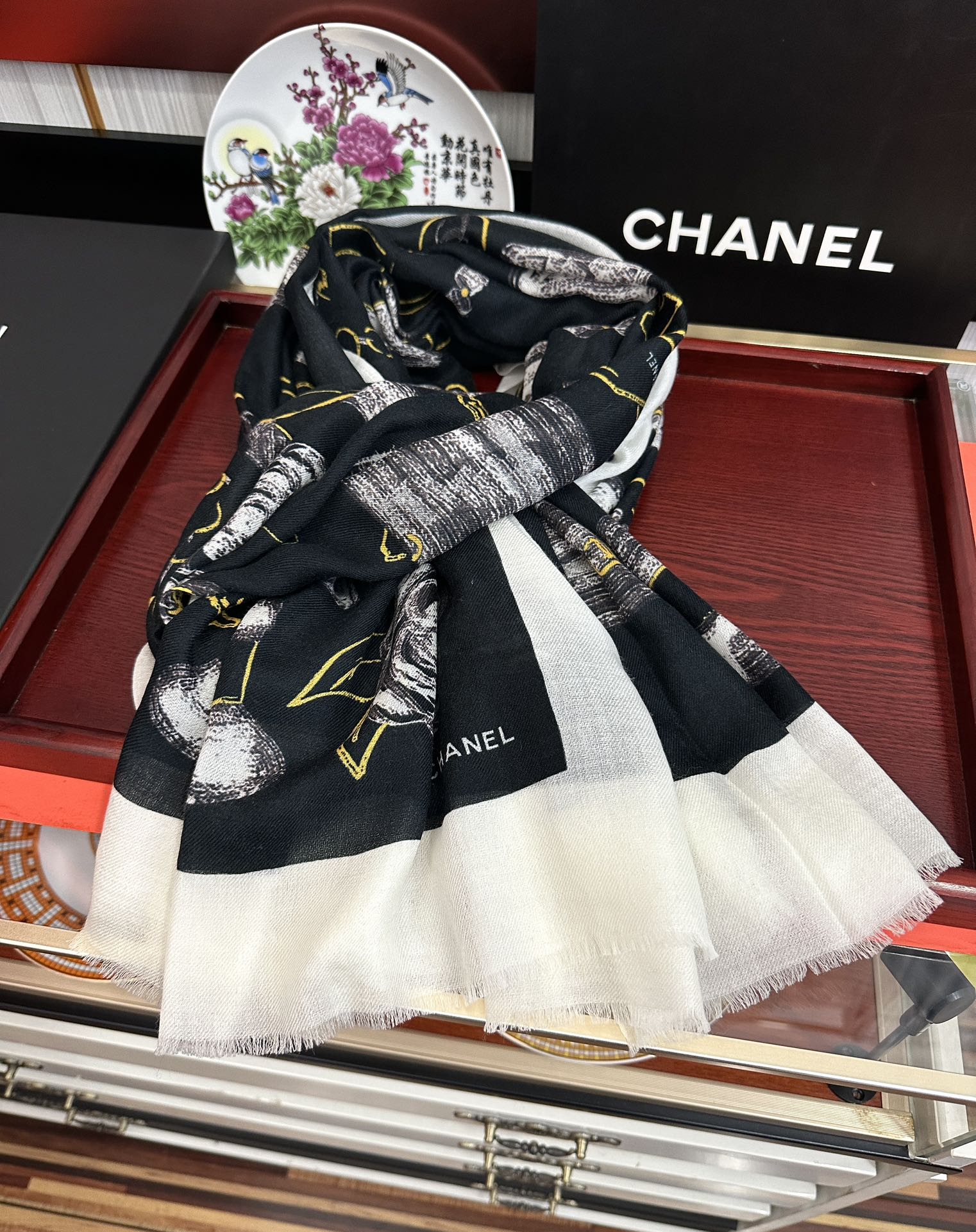 。上新 小香2026最新款、太美到心动😘实物真心美 🎀披肩配以印花💓无论设计喷绘都是非常到位☀️细节都可