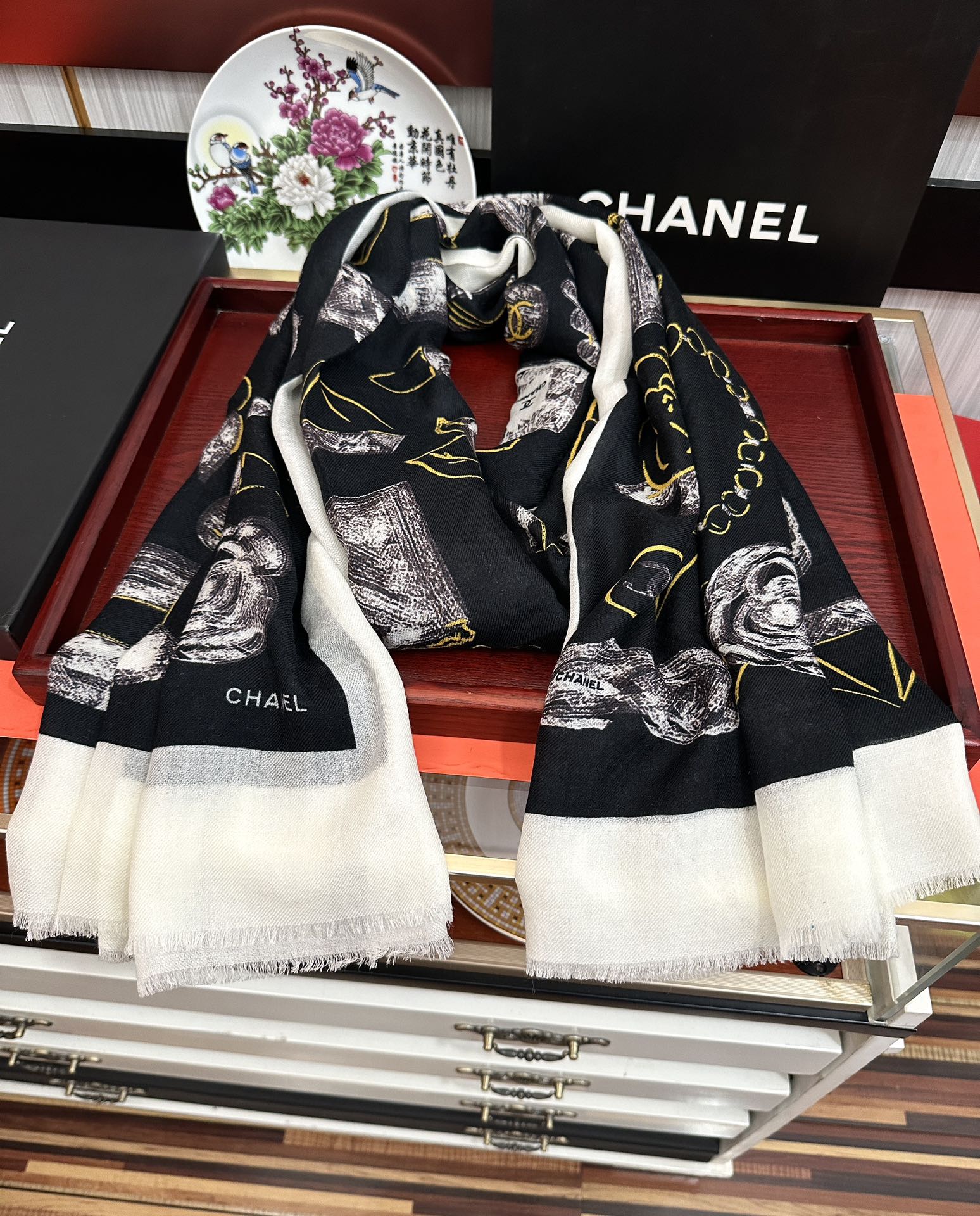 。上新 小香2026最新款、太美到心动😘实物真心美 🎀披肩配以印花💓无论设计喷绘都是非常到位☀️细节都可