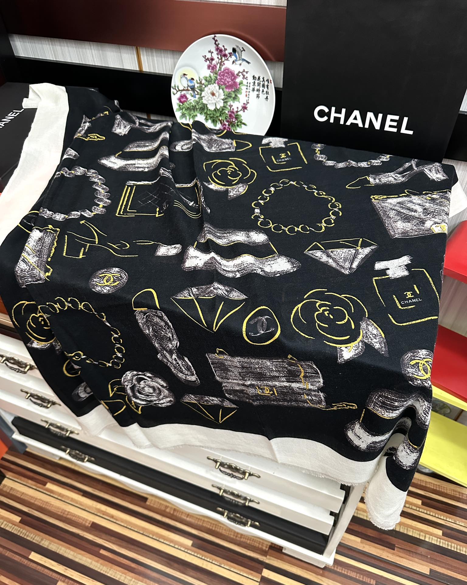 。上新 小香2026最新款、太美到心动😘实物真心美 🎀披肩配以印花💓无论设计喷绘都是非常到位☀️细节都可