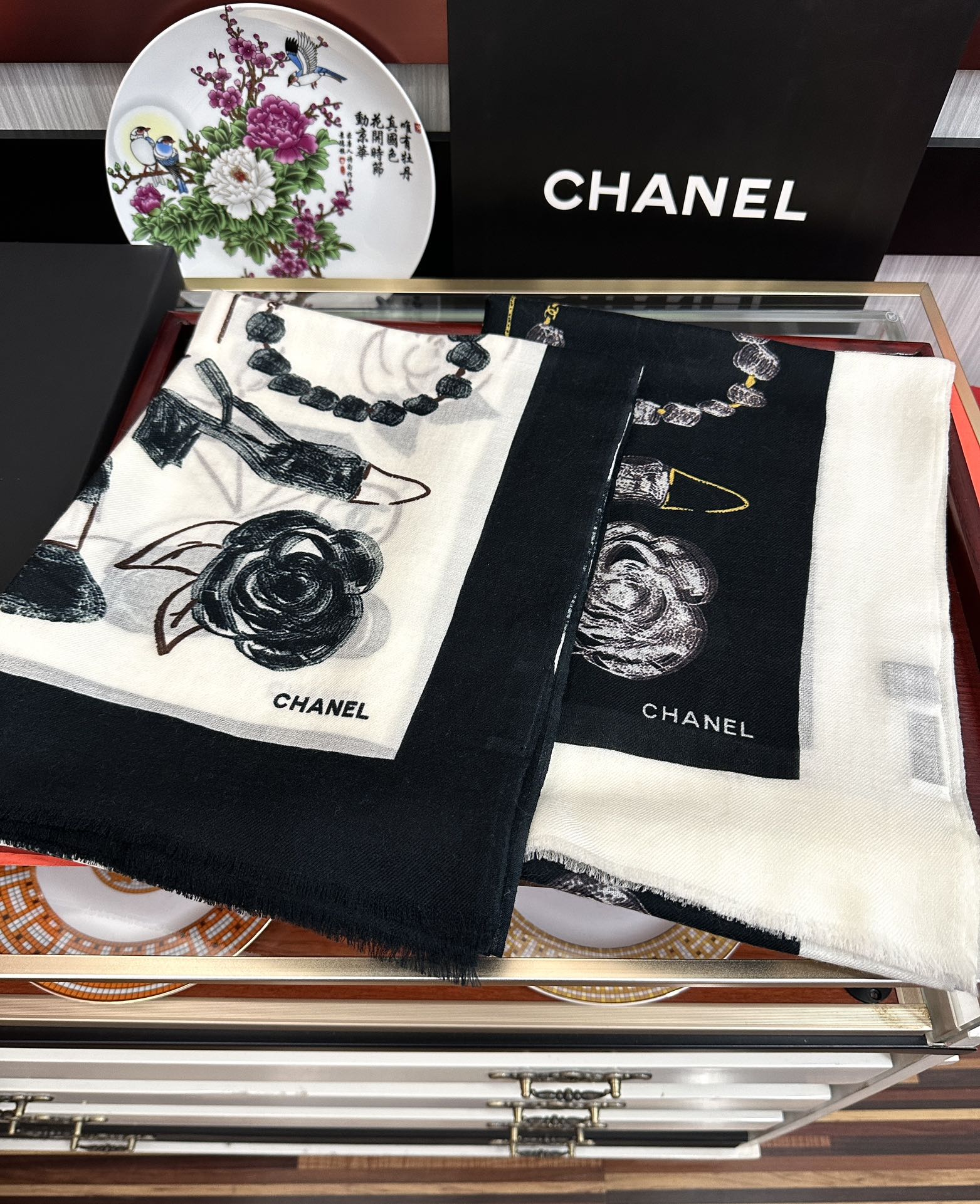 。上新 小香2026最新款、太美到心动😘实物真心美 🎀披肩配以印花💓无论设计喷绘都是非常到位☀️细节都可