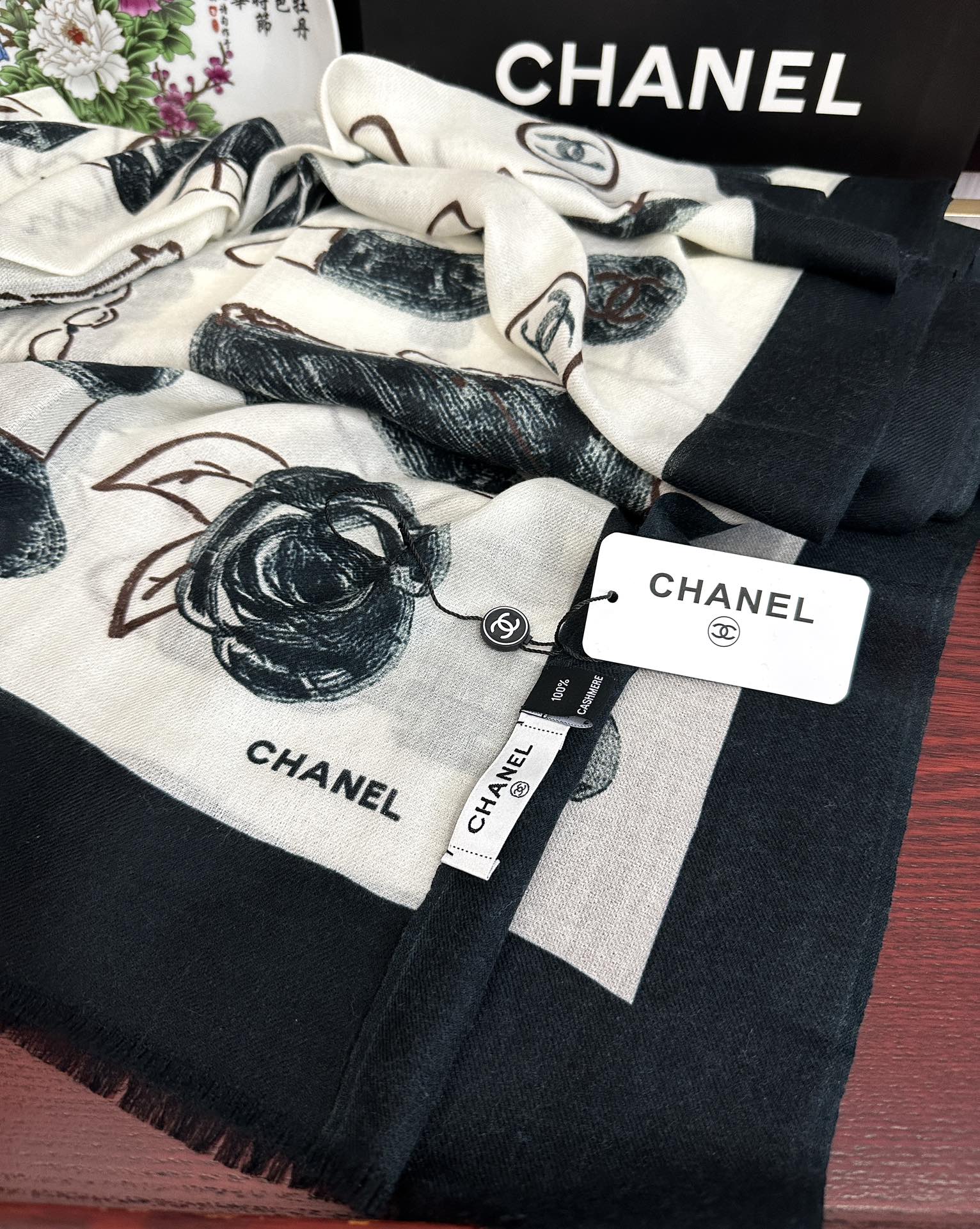 。上新 小香2026最新款、太美到心动😘实物真心美 🎀披肩配以印花💓无论设计喷绘都是非常到位☀️细节都可