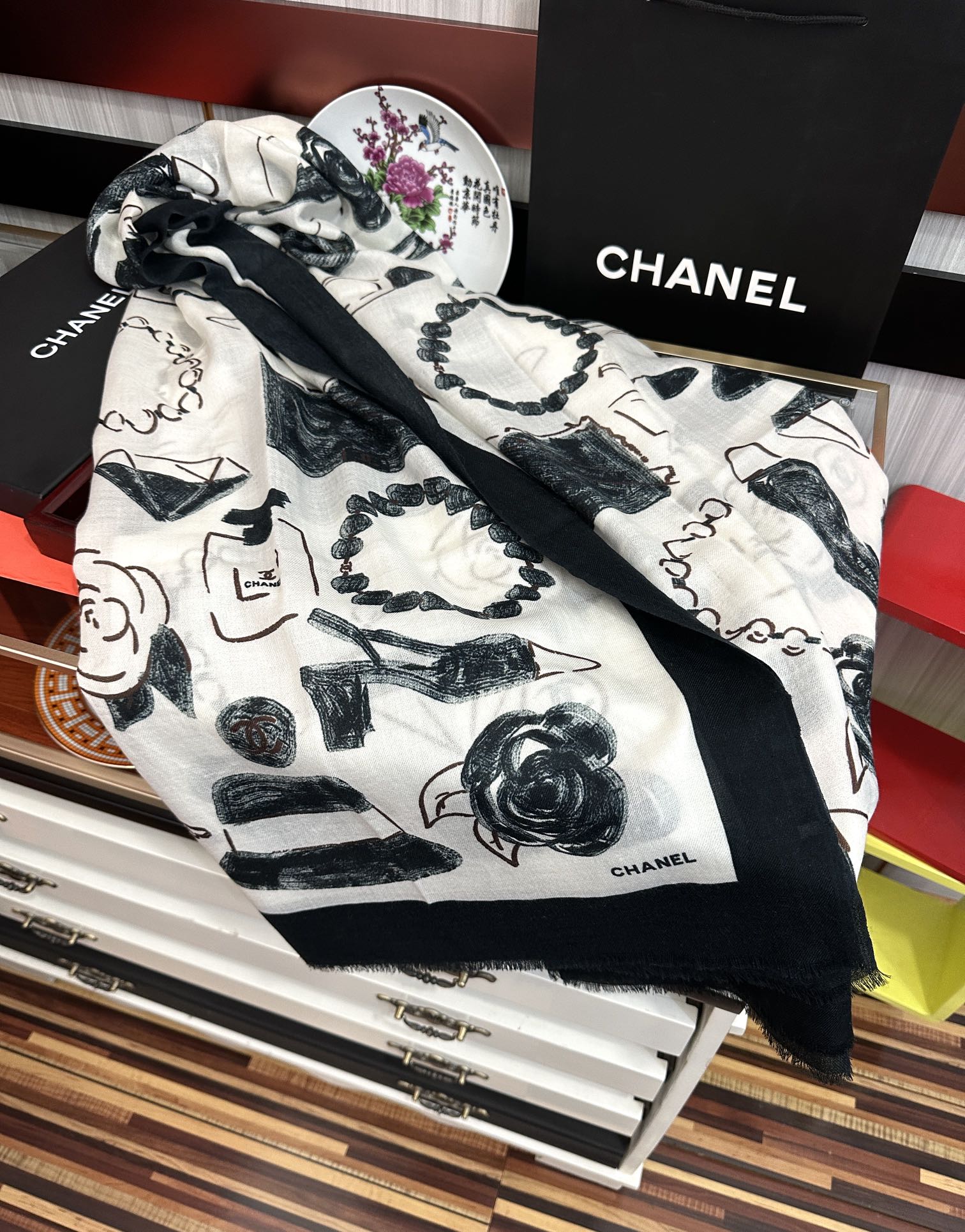 。上新 小香2026最新款、太美到心动😘实物真心美 🎀披肩配以印花💓无论设计喷绘都是非常到位☀️细节都可