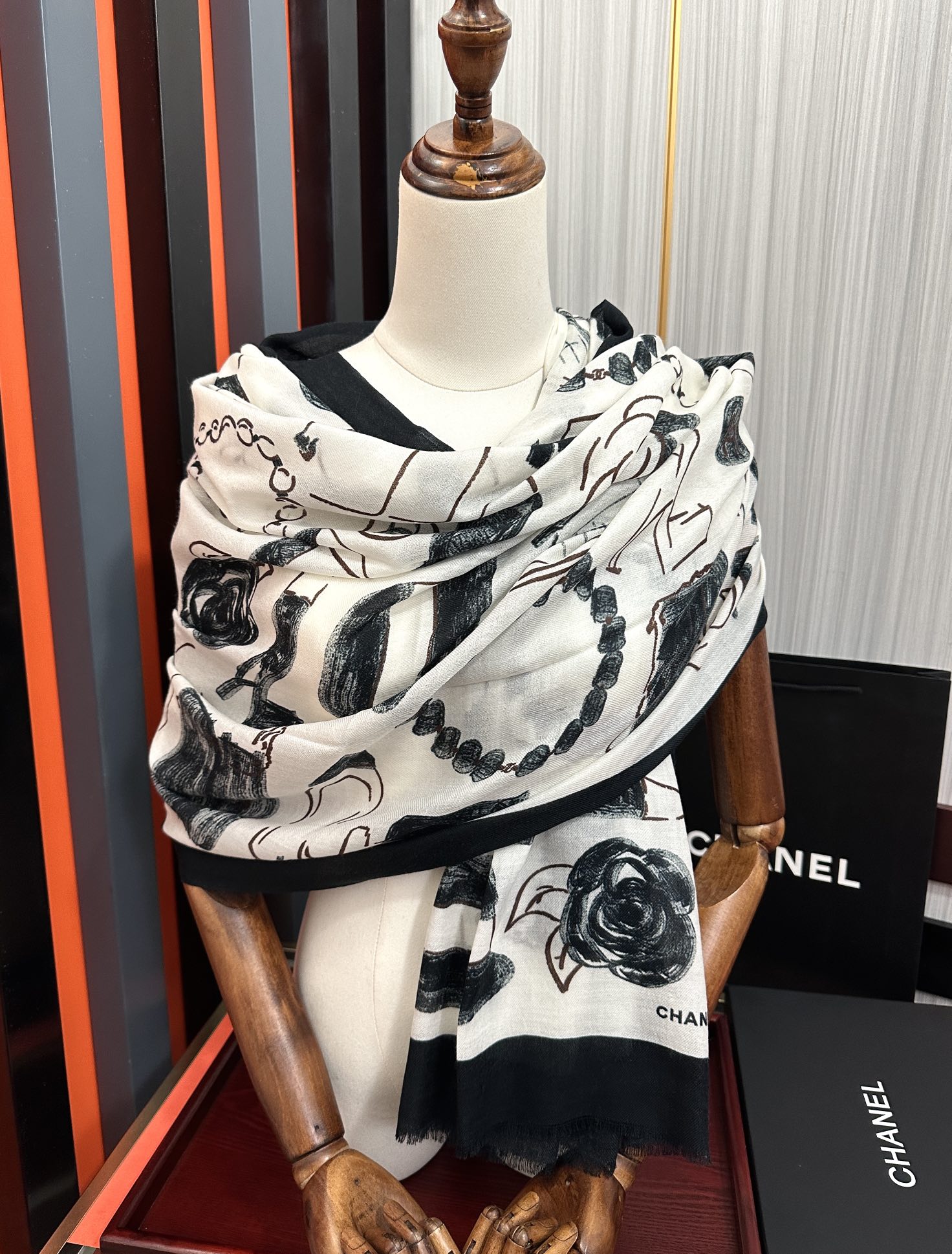 。上新 小香2026最新款、太美到心动😘实物真心美 🎀披肩配以印花💓无论设计喷绘都是非常到位☀️细节都可