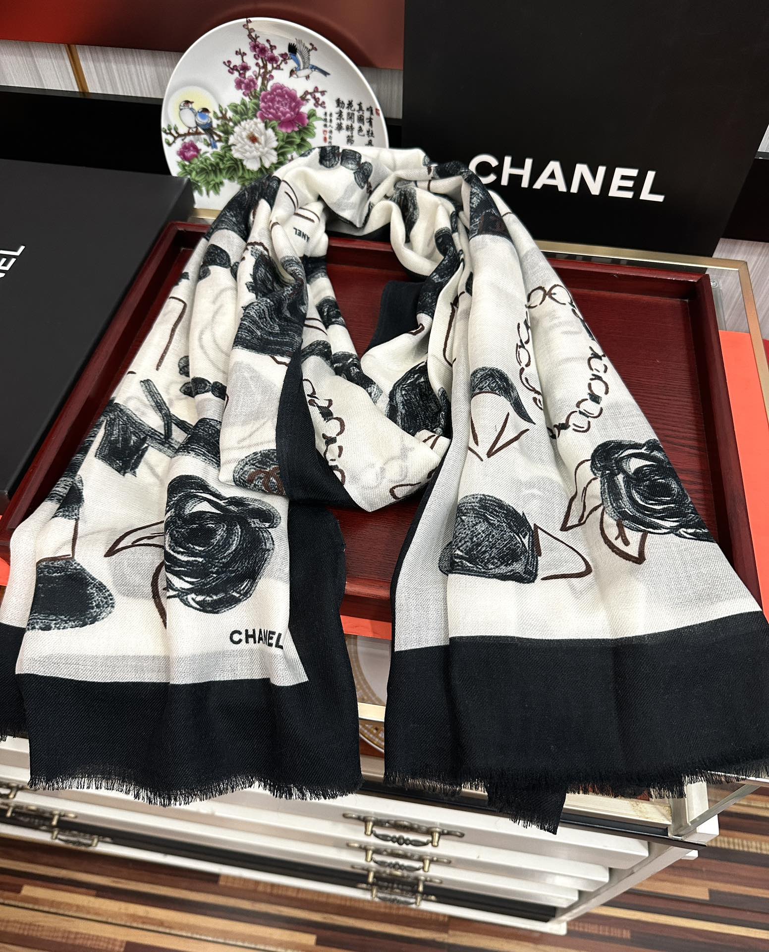 。上新 小香2026最新款、太美到心动😘实物真心美 🎀披肩配以印花💓无论设计喷绘都是非常到位☀️细节都可