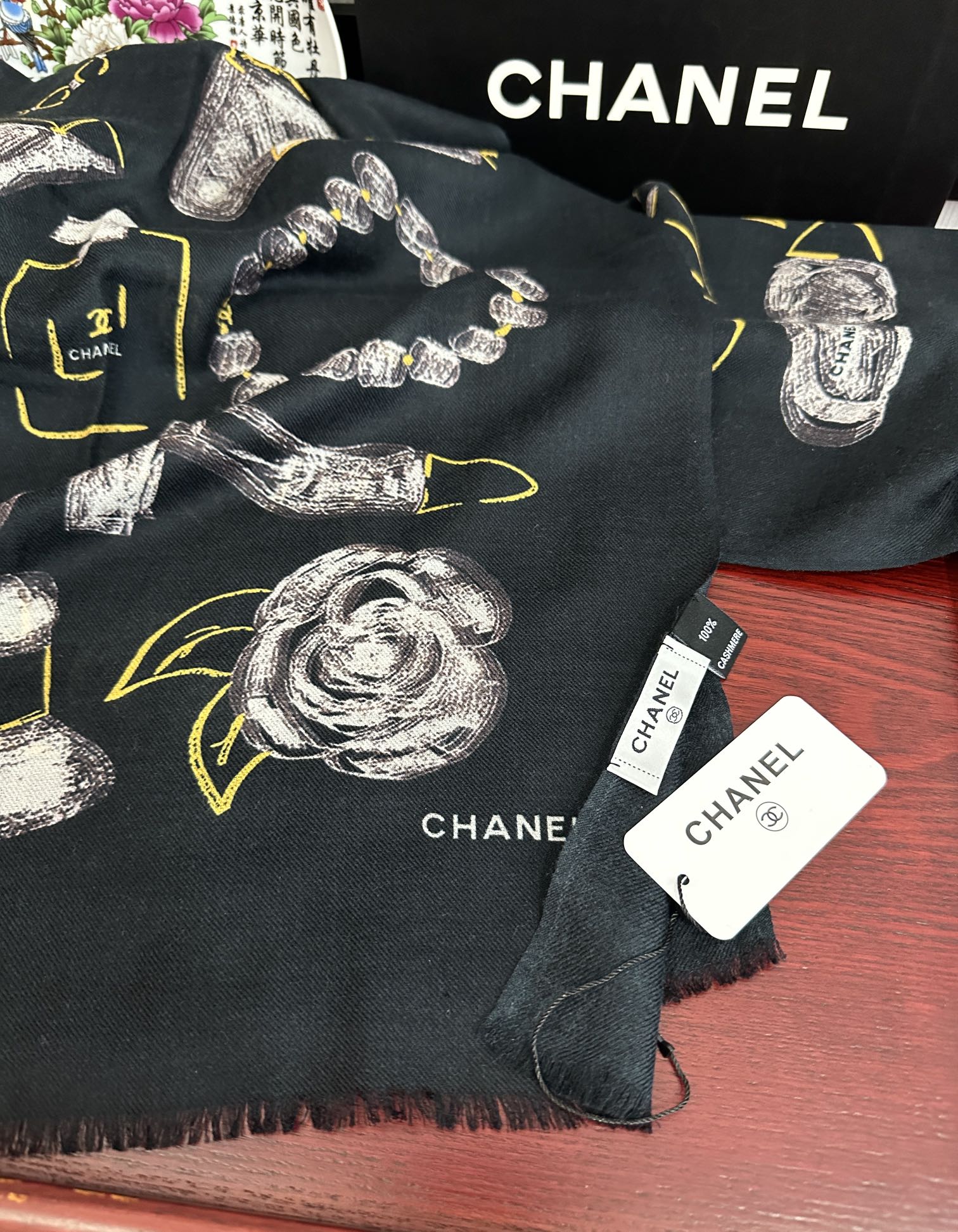 上新 小香 2026 新款真心赞👍【羊绒绒长巾】😘💍实物真心美 🎀披肩配以印花💓💃🏻无论设计喷绘都是非常